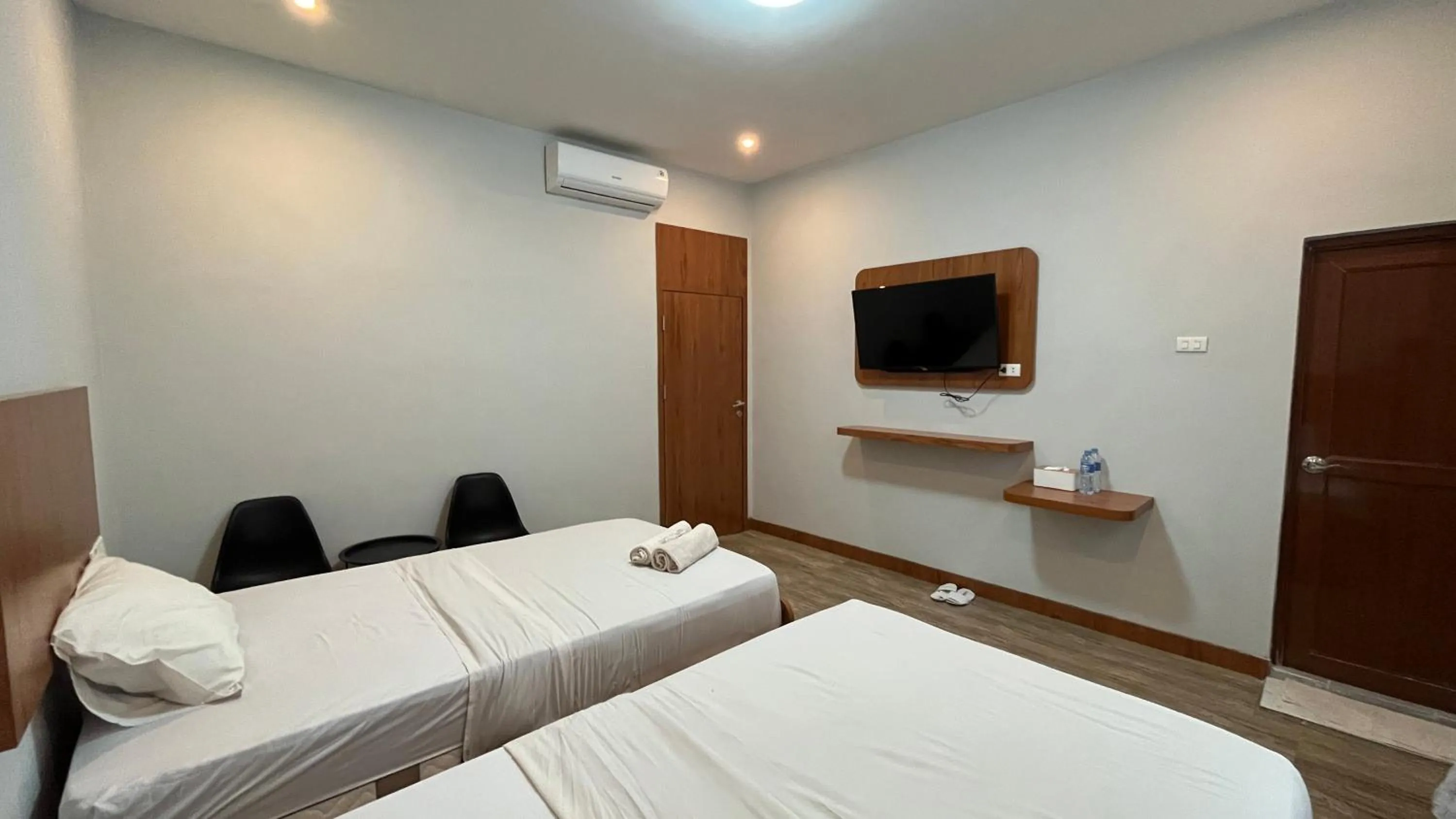 Bedroom, TV/Entertainment Center in RedDoorz @ Jalan Diponegoro Lampung