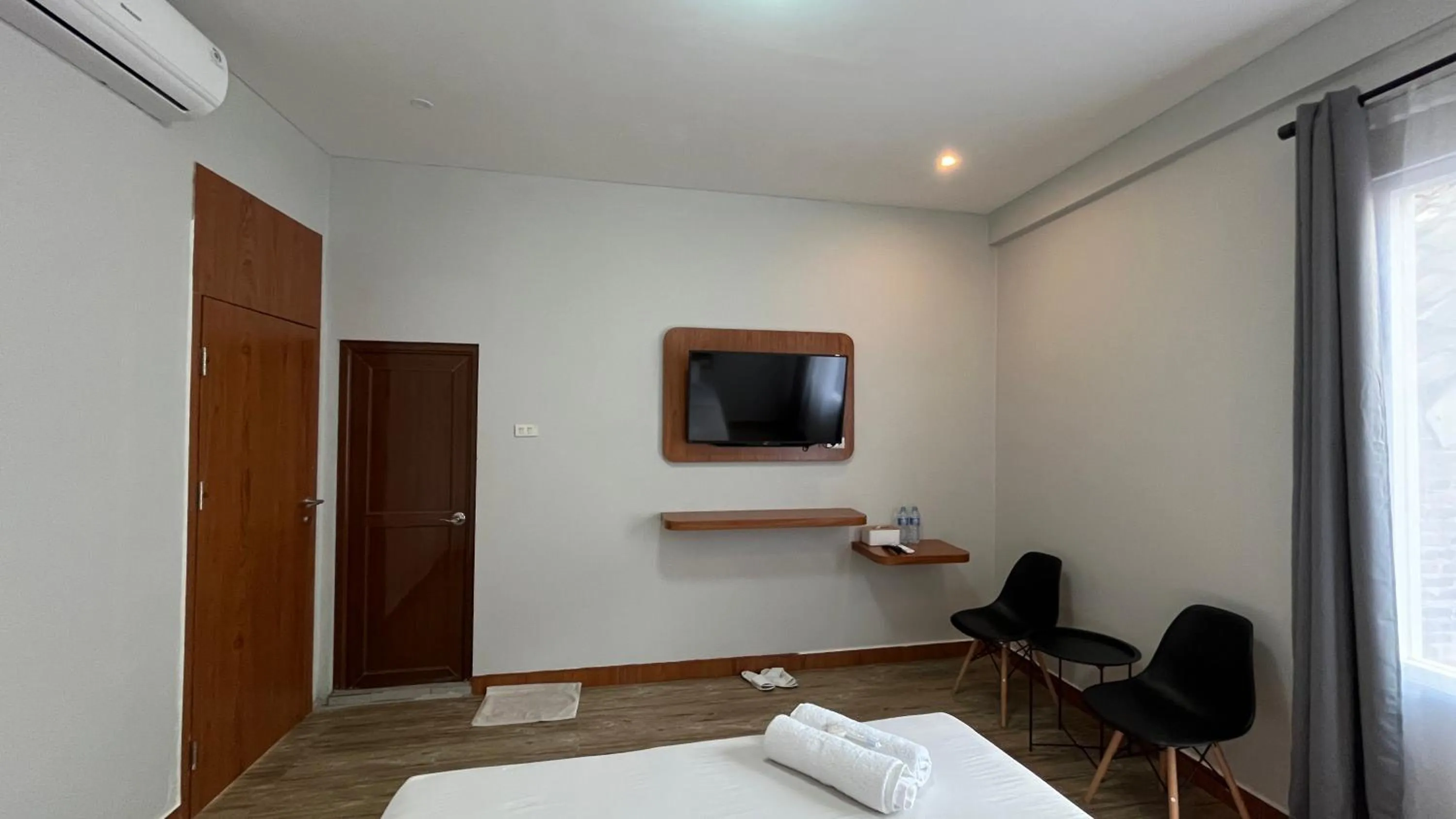 Bedroom, TV/Entertainment Center in RedDoorz @ Jalan Diponegoro Lampung
