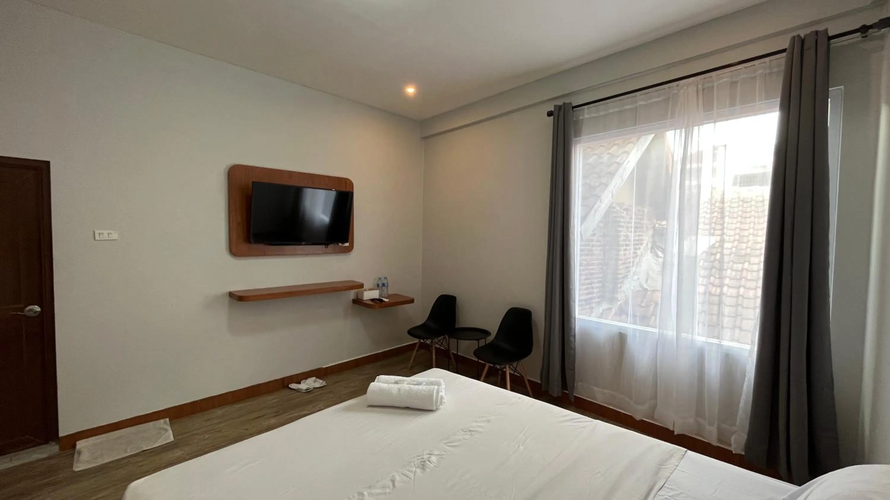 Bedroom, TV/Entertainment Center in RedDoorz @ Jalan Diponegoro Lampung