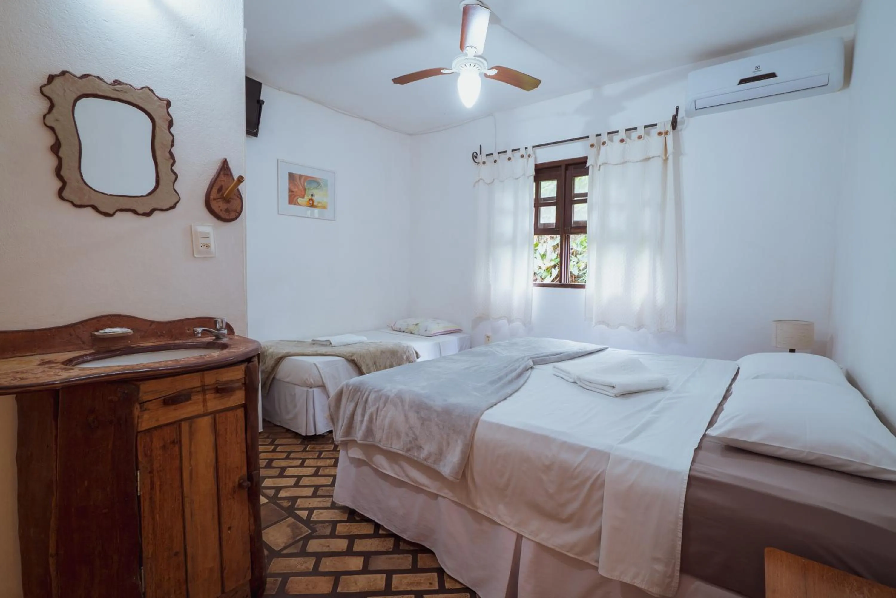 Photo of the whole room, Bed in Pousada Alto do Cajueiro