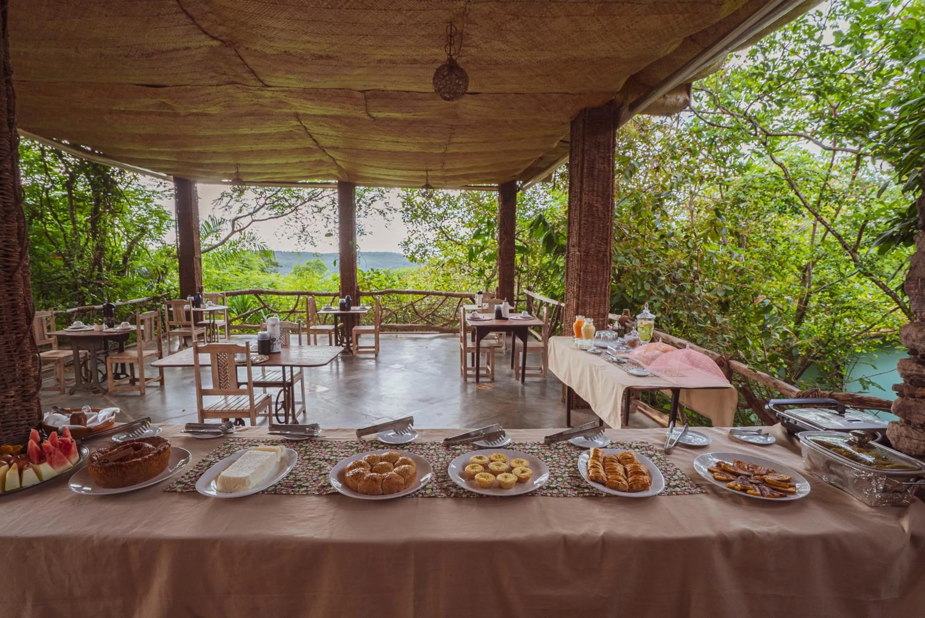 Restaurant/places to eat in Pousada Alto do Cajueiro