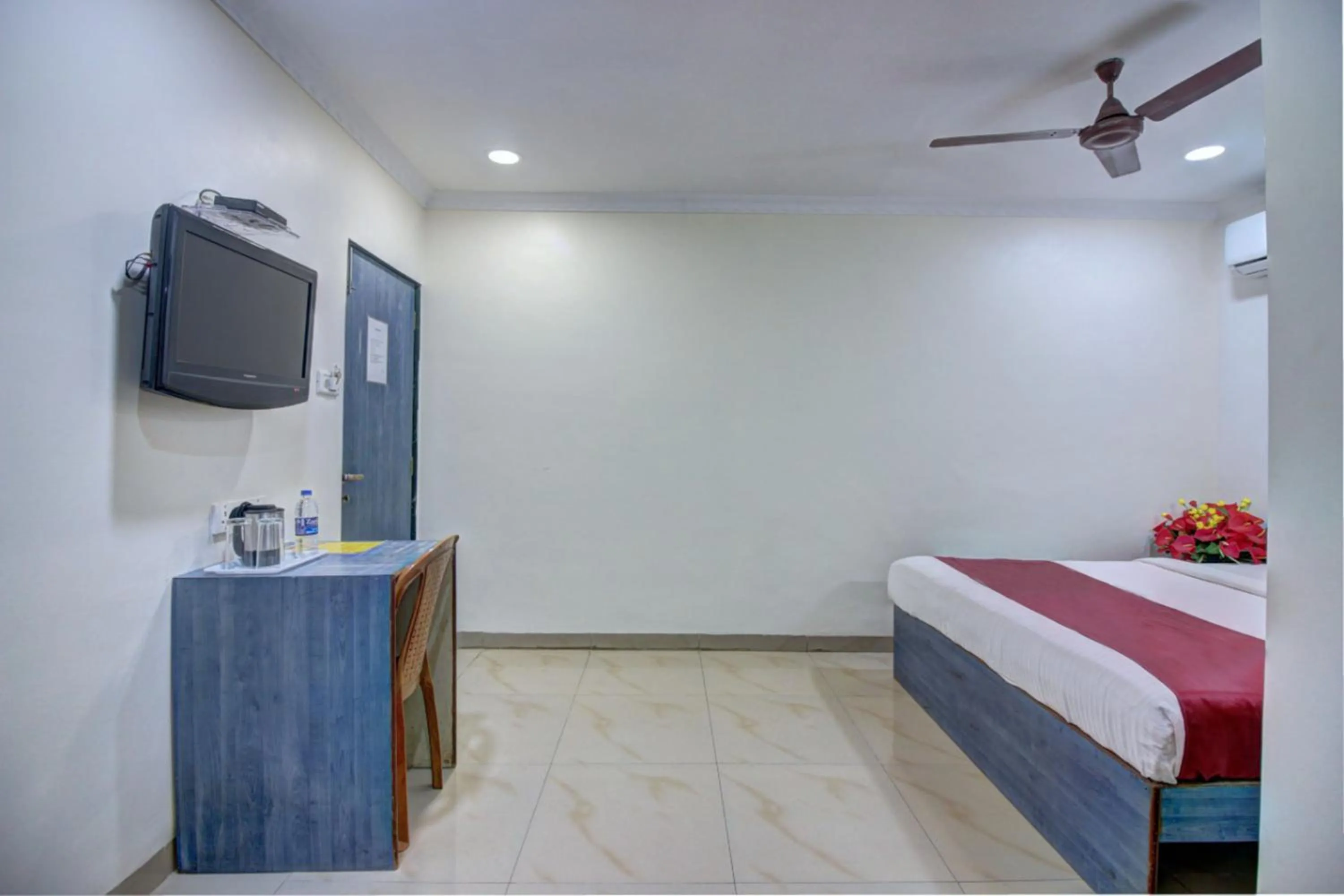 Communal lounge/ TV room, Bed in Hotel Sunshine Airport