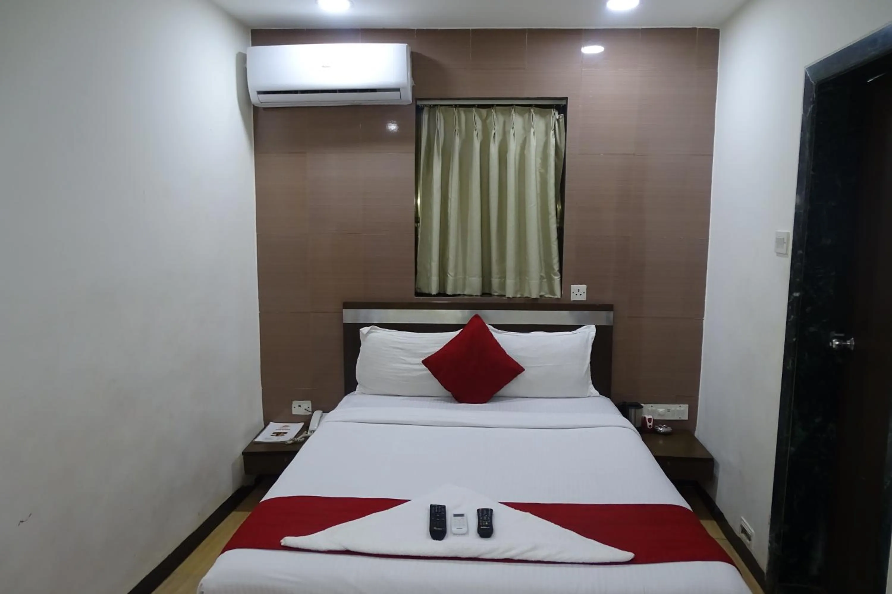 Bedroom, Bed in Hotel Sunshine Airport