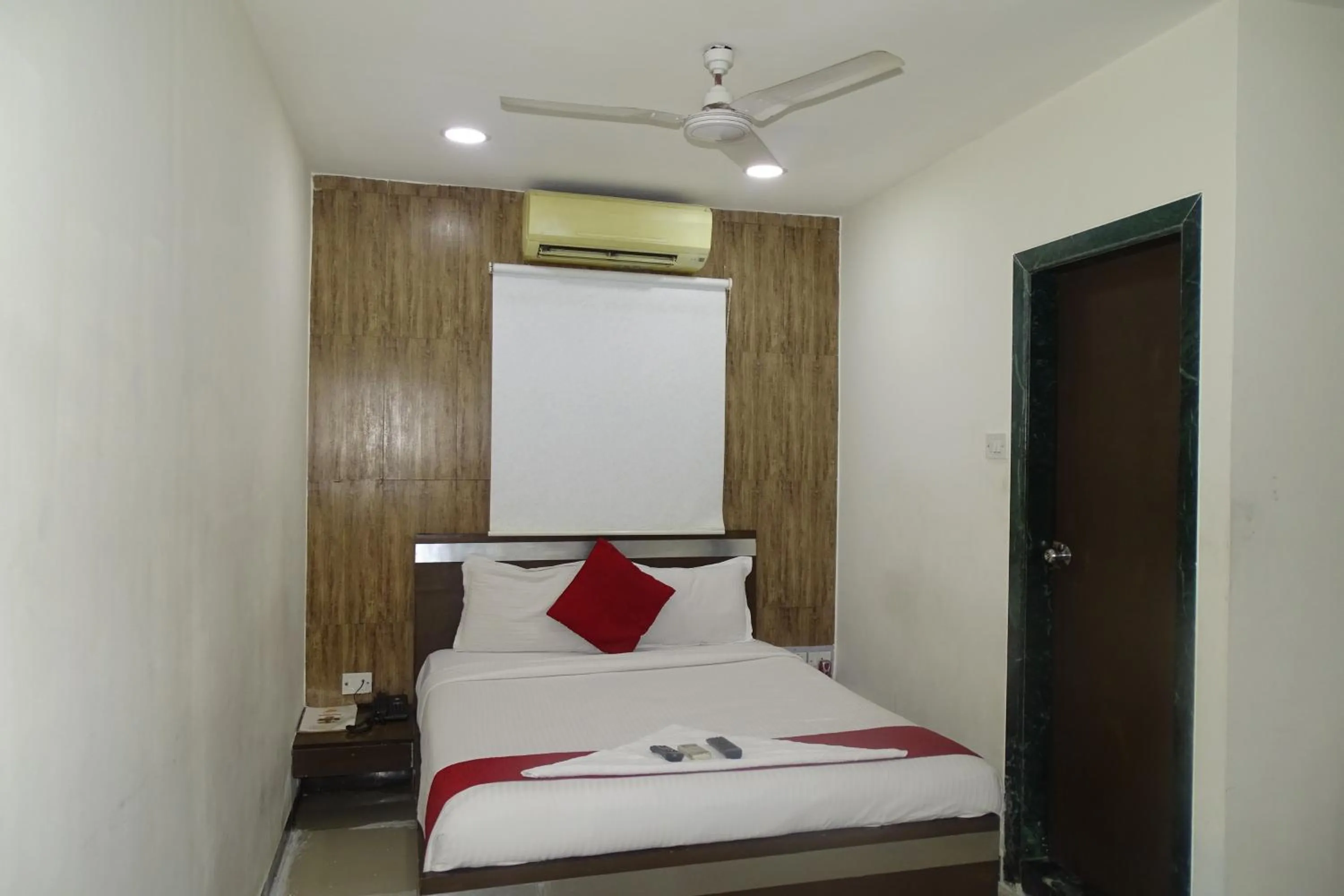 Bedroom, Bed in Hotel Sunshine Airport