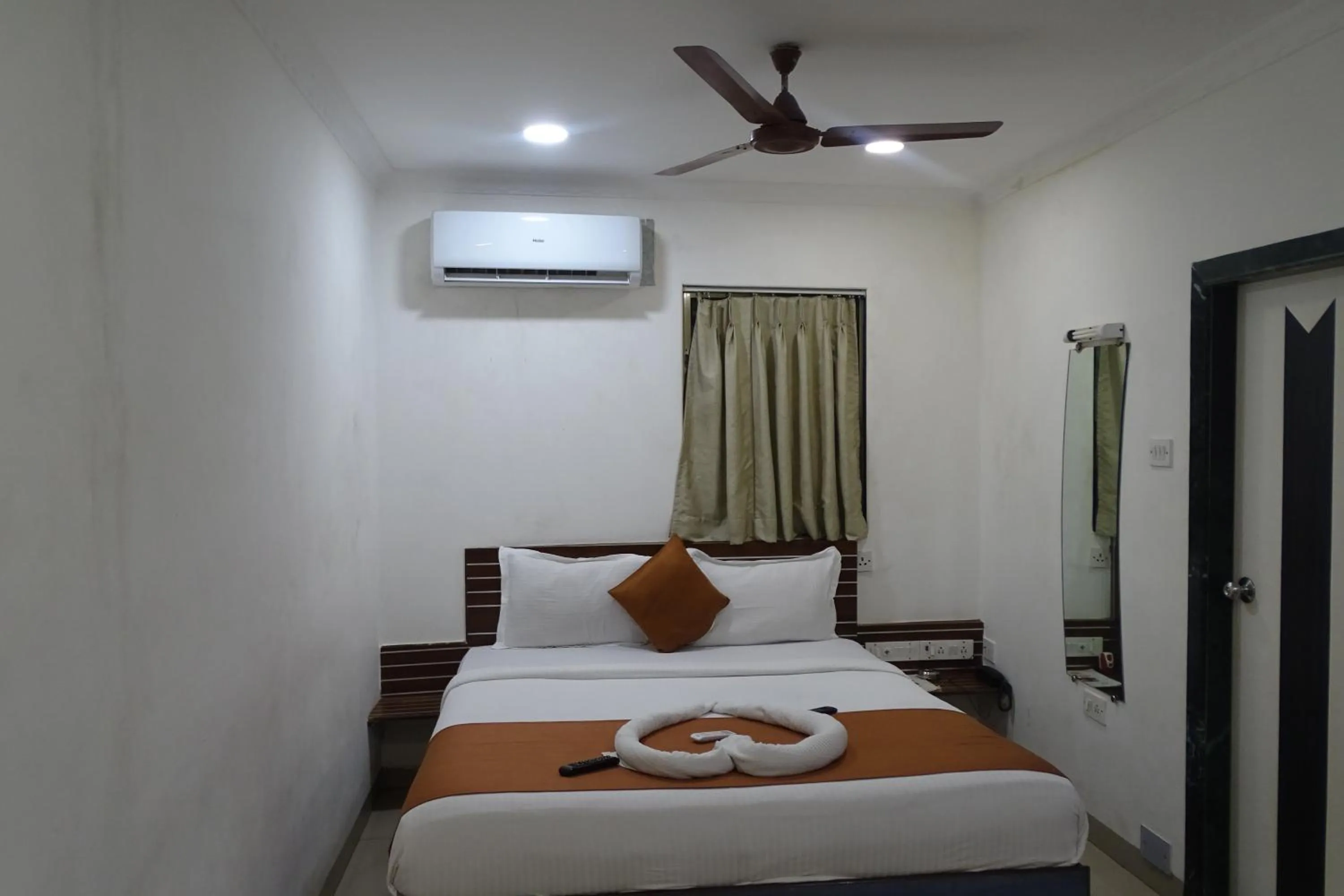 Photo of the whole room, Bed in Hotel Sunshine Airport