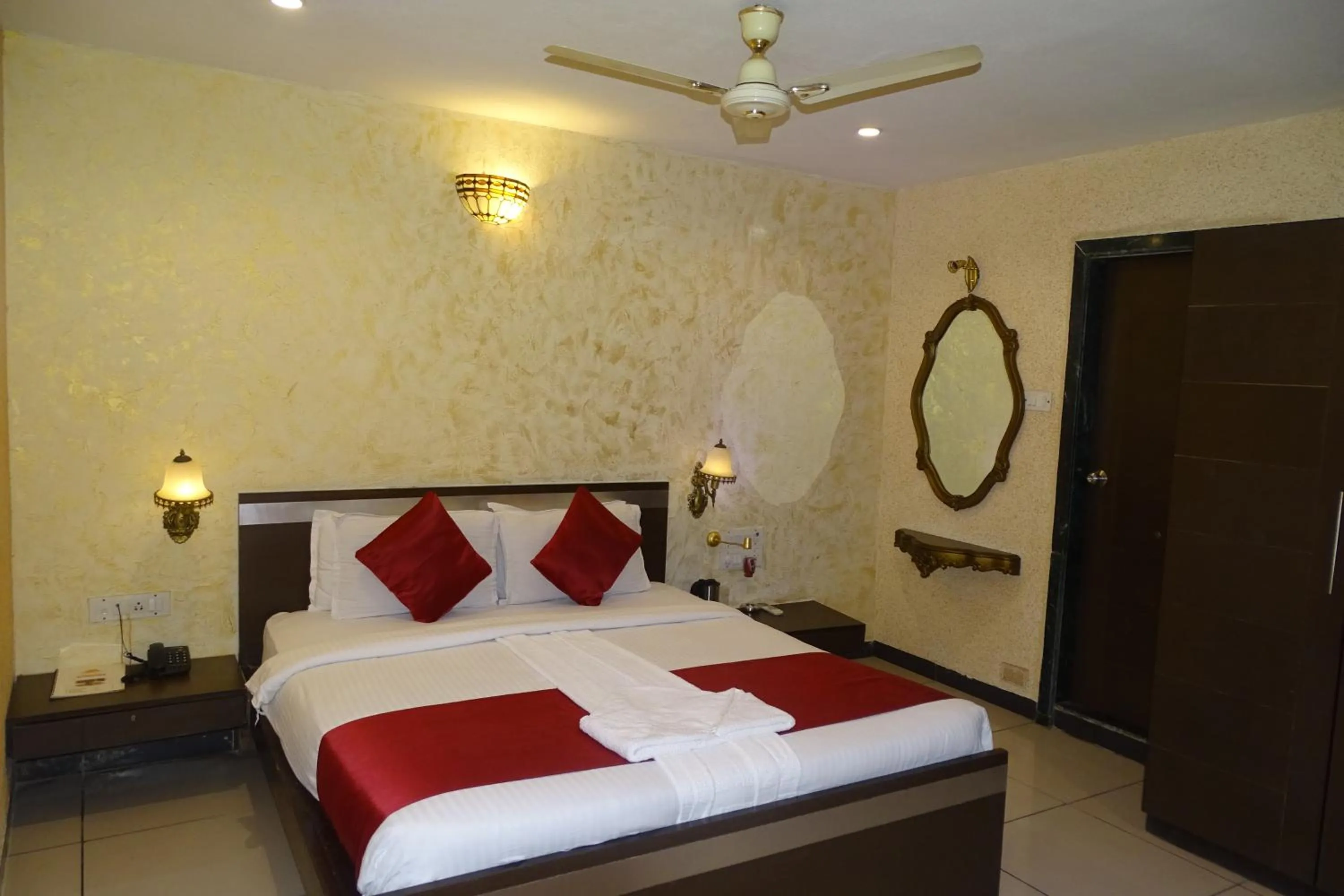 Bedroom, Bed in Hotel Sunshine Airport