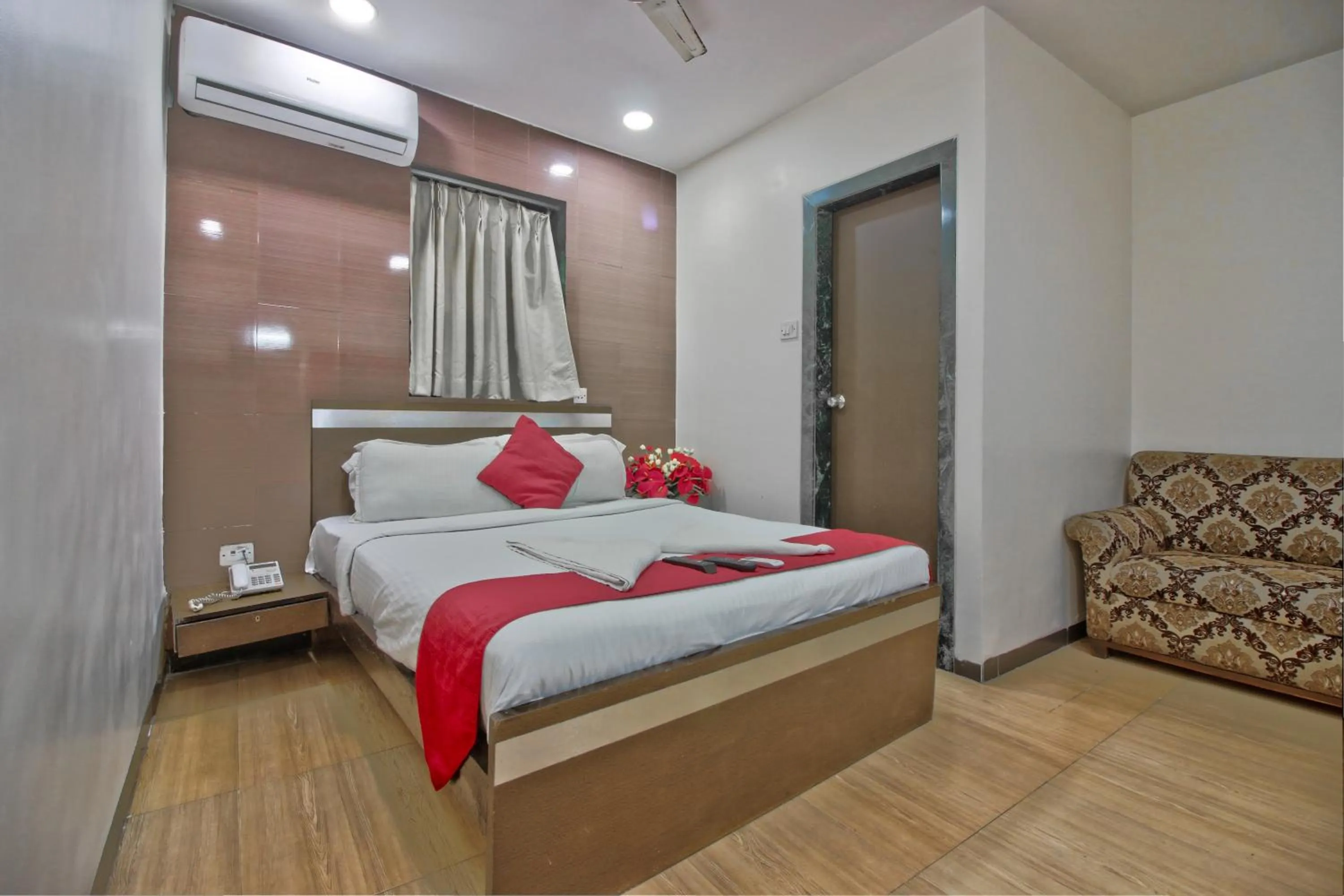 Bedroom, Bed in Hotel Sunshine Airport