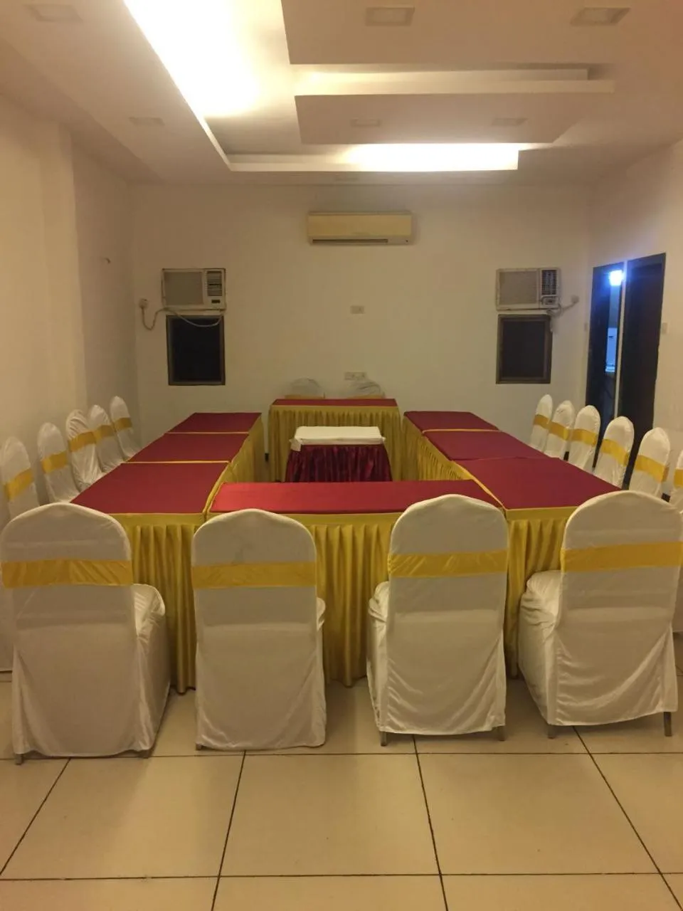 Restaurant/places to eat in Hotel Sunshine Airport