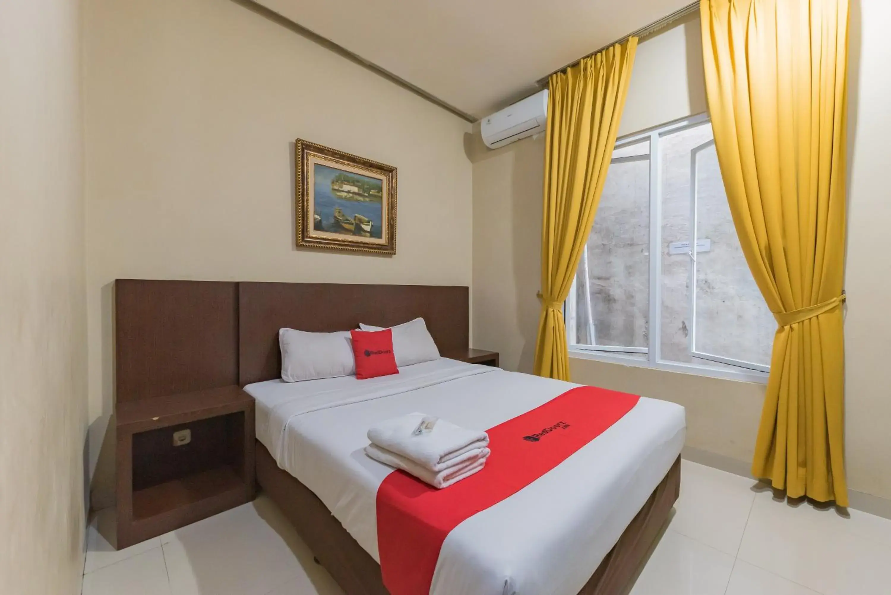 Standard Double Room in RedDoorz at La Mega near Pasar Pagi Cirebon Standard Double Room in RedDoorz at La Mega near Pasar Pagi Cirebon