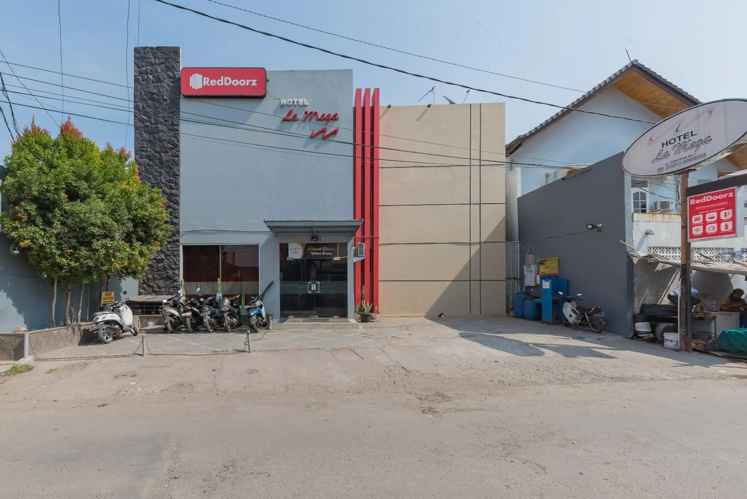 Facade/entrance in RedDoorz at La Mega near Pasar Pagi Cirebon Facade/entrance in RedDoorz at La Mega near Pasar Pagi Cirebon