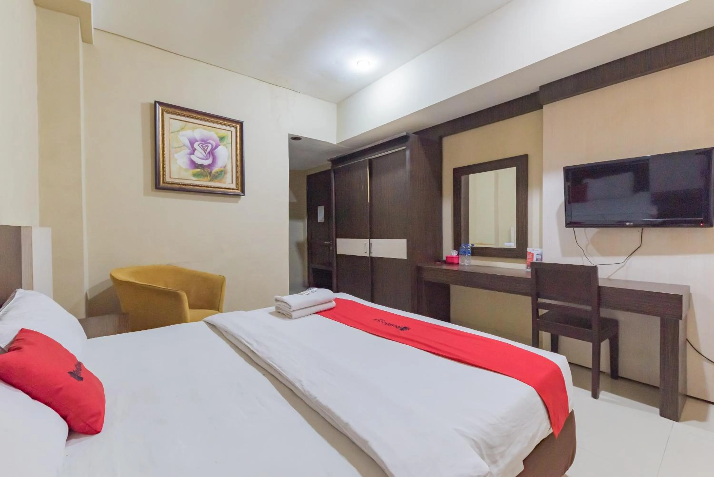 Bedroom, Bed in RedDoorz at La Mega near Pasar Pagi Cirebon