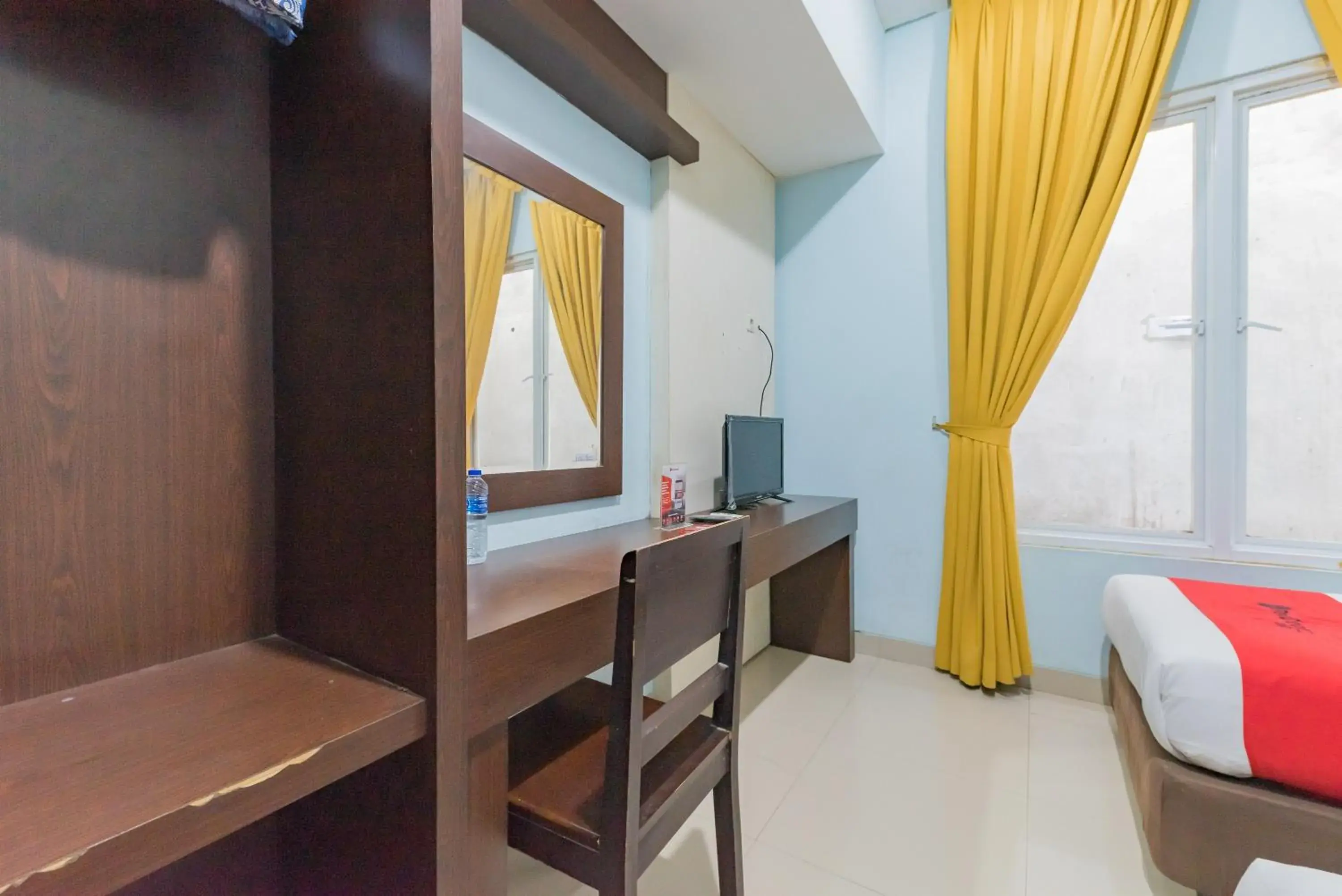 Twin Room in RedDoorz at La Mega near Pasar Pagi Cirebon Twin Room in RedDoorz at La Mega near Pasar Pagi Cirebon