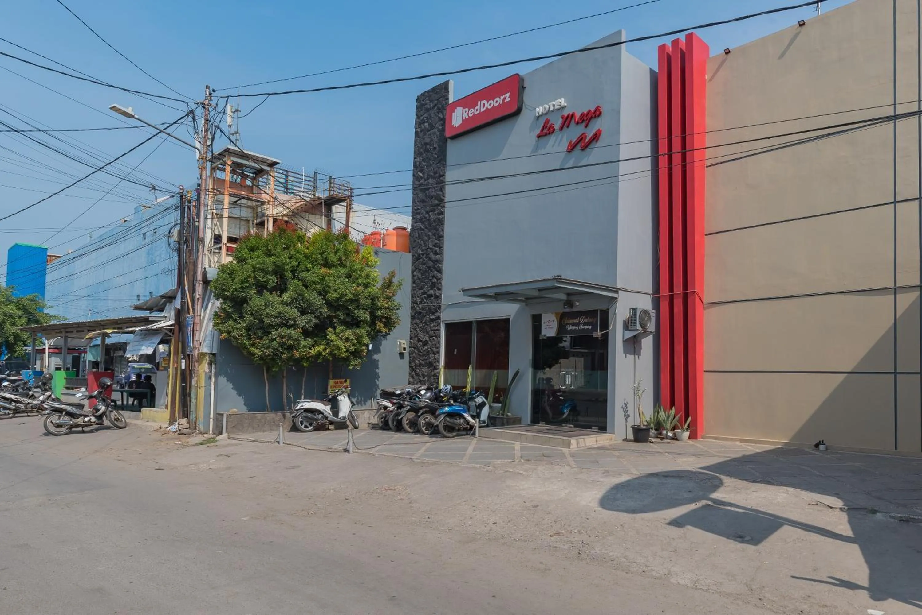 Facade/entrance in RedDoorz at La Mega near Pasar Pagi Cirebon