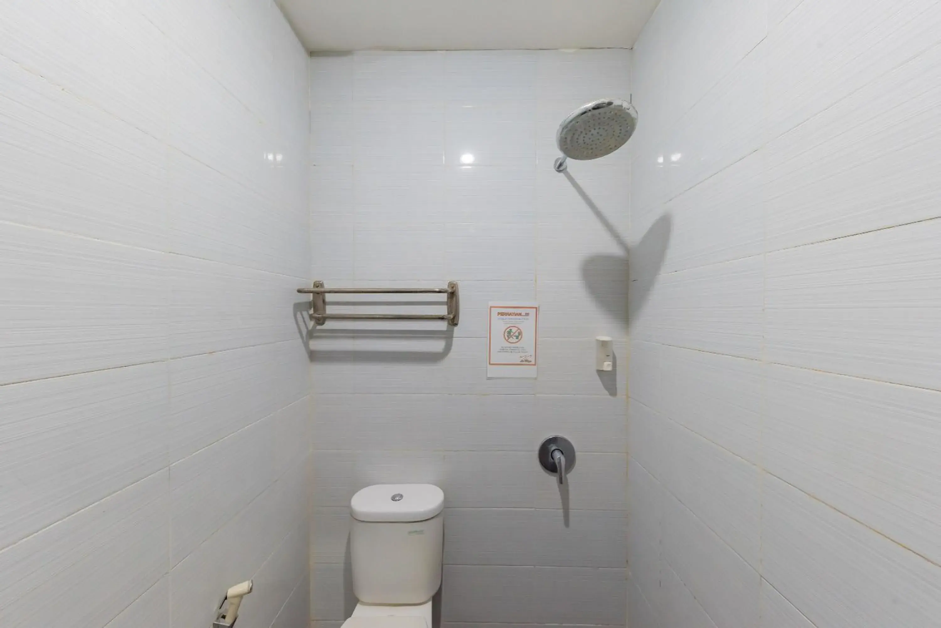 Bathroom in RedDoorz at La Mega near Pasar Pagi Cirebon Bathroom in RedDoorz at La Mega near Pasar Pagi Cirebon