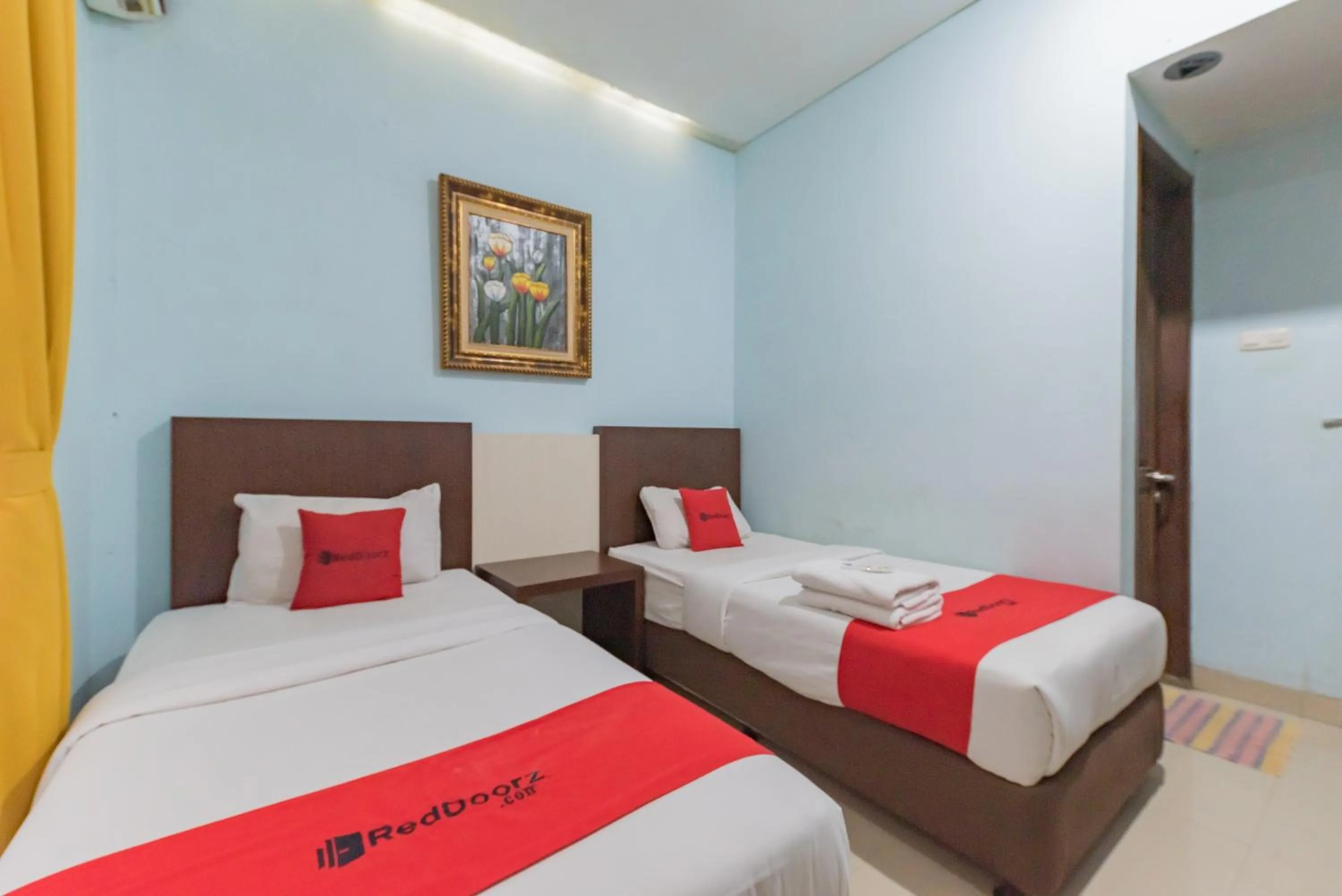 Bedroom, Bed in RedDoorz at La Mega near Pasar Pagi Cirebon