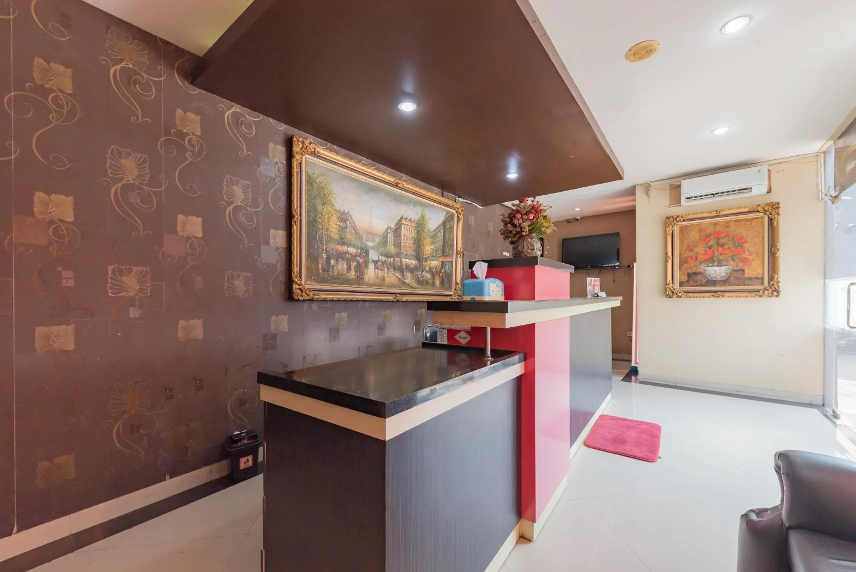 Lobby or reception in RedDoorz at La Mega near Pasar Pagi Cirebon
