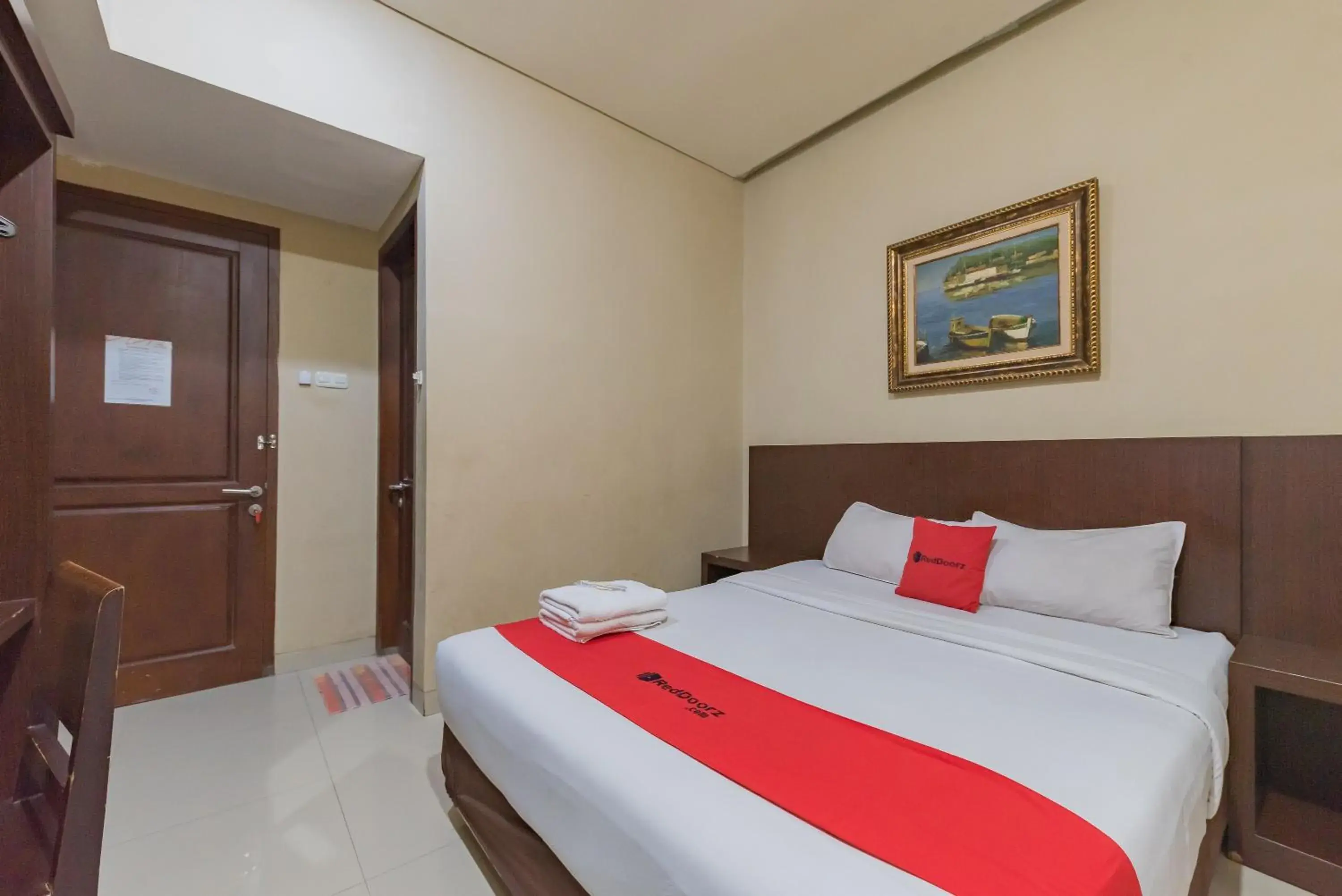 Bedroom, Bed in RedDoorz at La Mega near Pasar Pagi Cirebon Bedroom, Bed in RedDoorz at La Mega near Pasar Pagi Cirebon