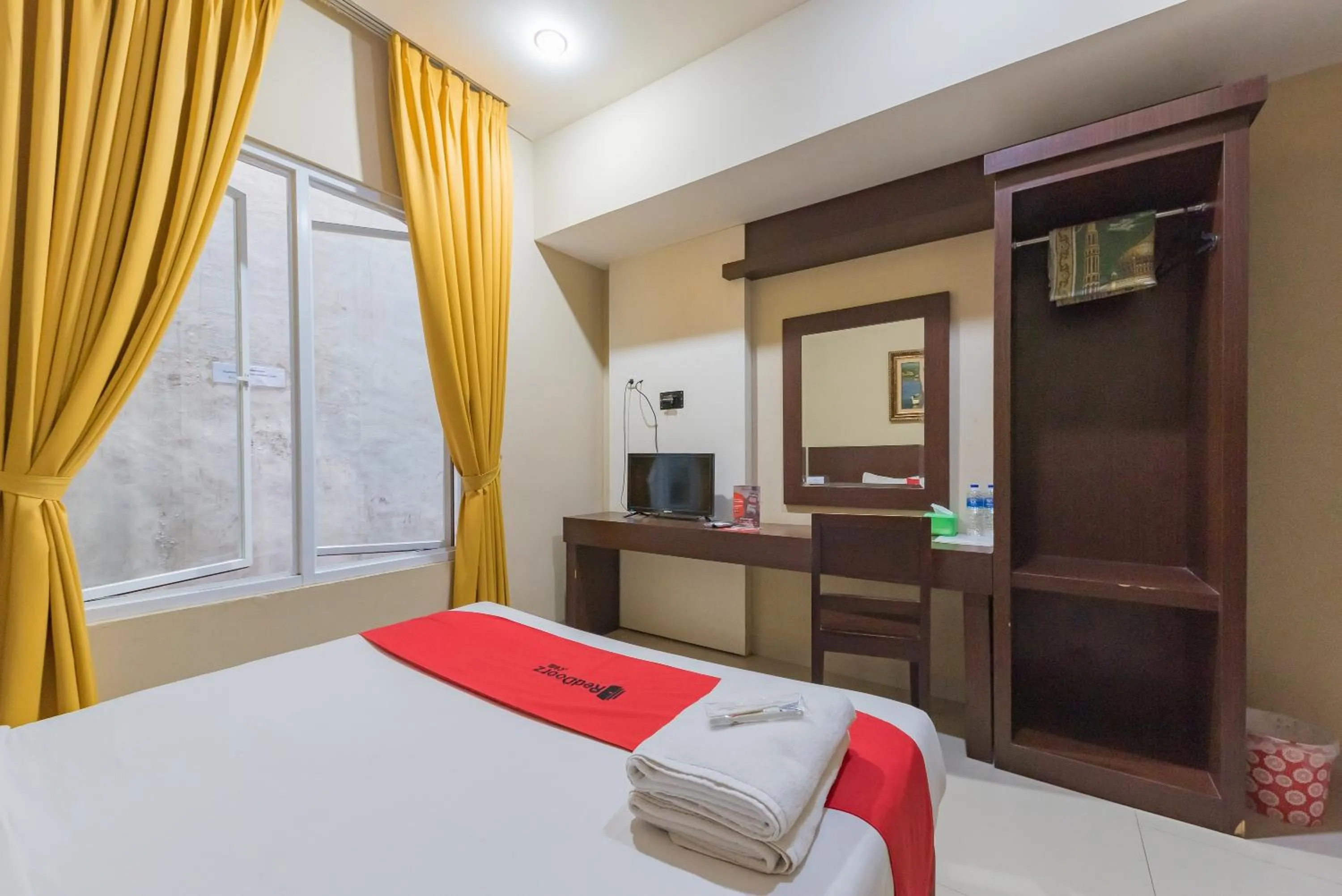 Bedroom, Bed in RedDoorz at La Mega near Pasar Pagi Cirebon