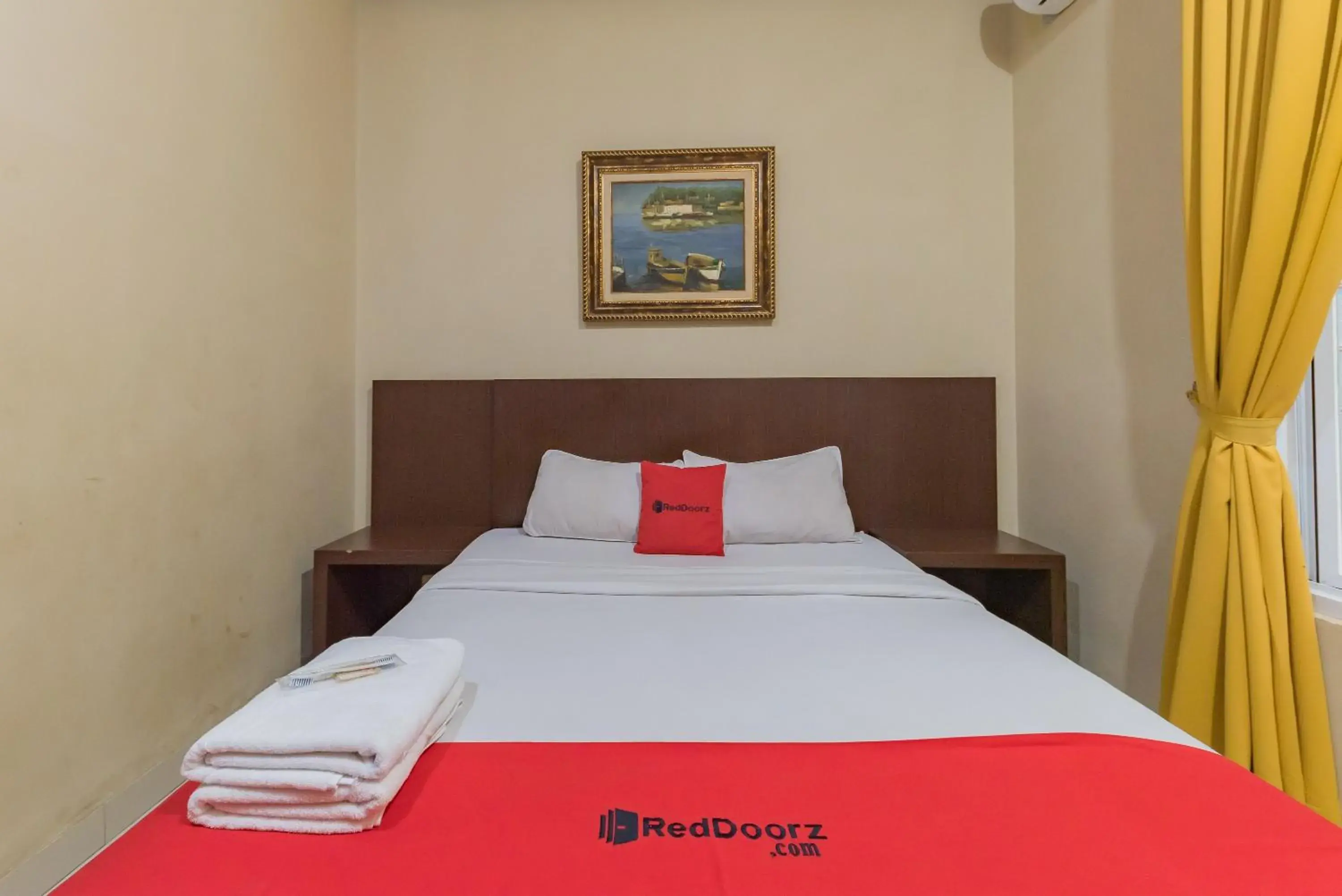 Bedroom, Bed in RedDoorz at La Mega near Pasar Pagi Cirebon Bedroom, Bed in RedDoorz at La Mega near Pasar Pagi Cirebon