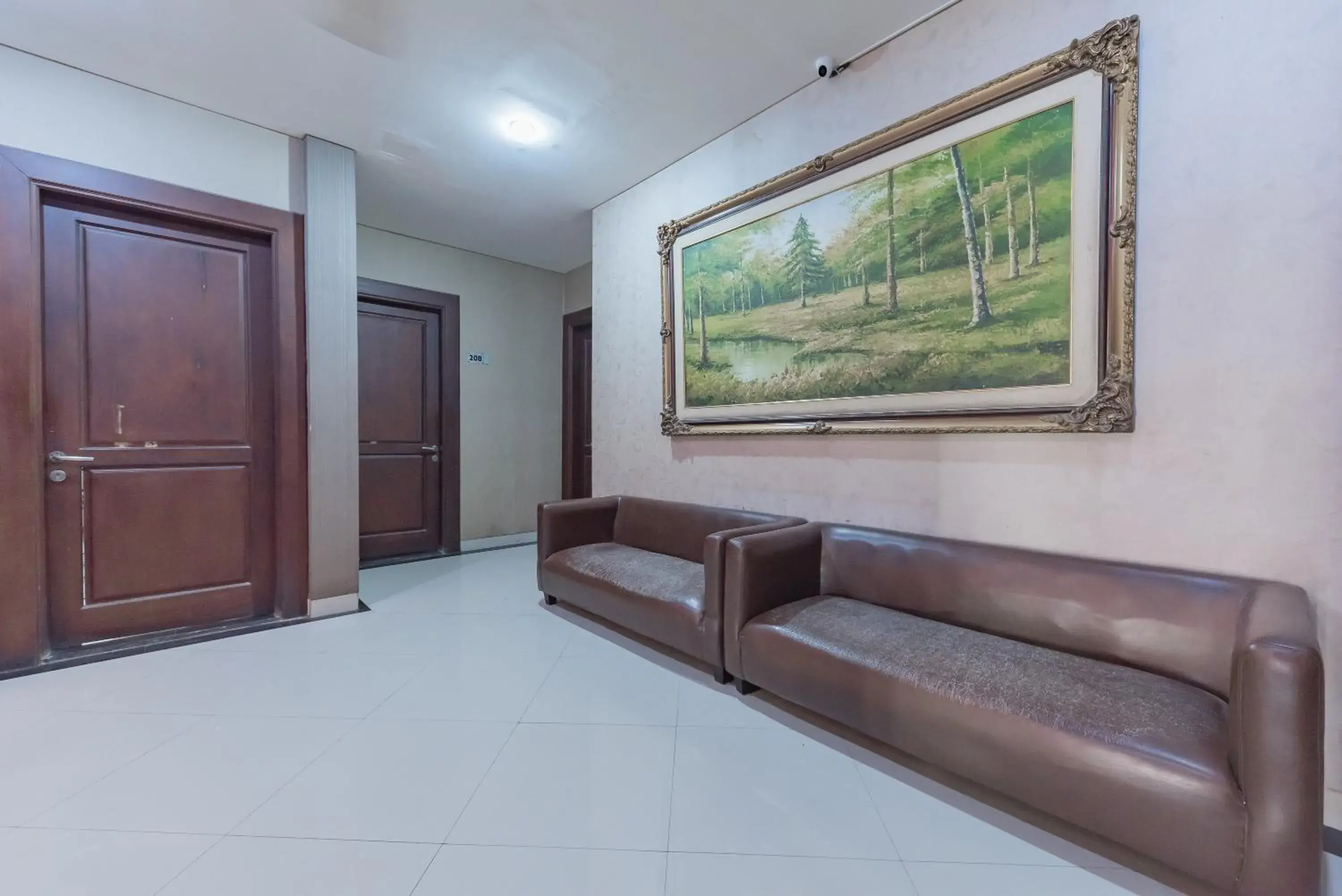 Seating area in RedDoorz at La Mega near Pasar Pagi Cirebon Seating area in RedDoorz at La Mega near Pasar Pagi Cirebon