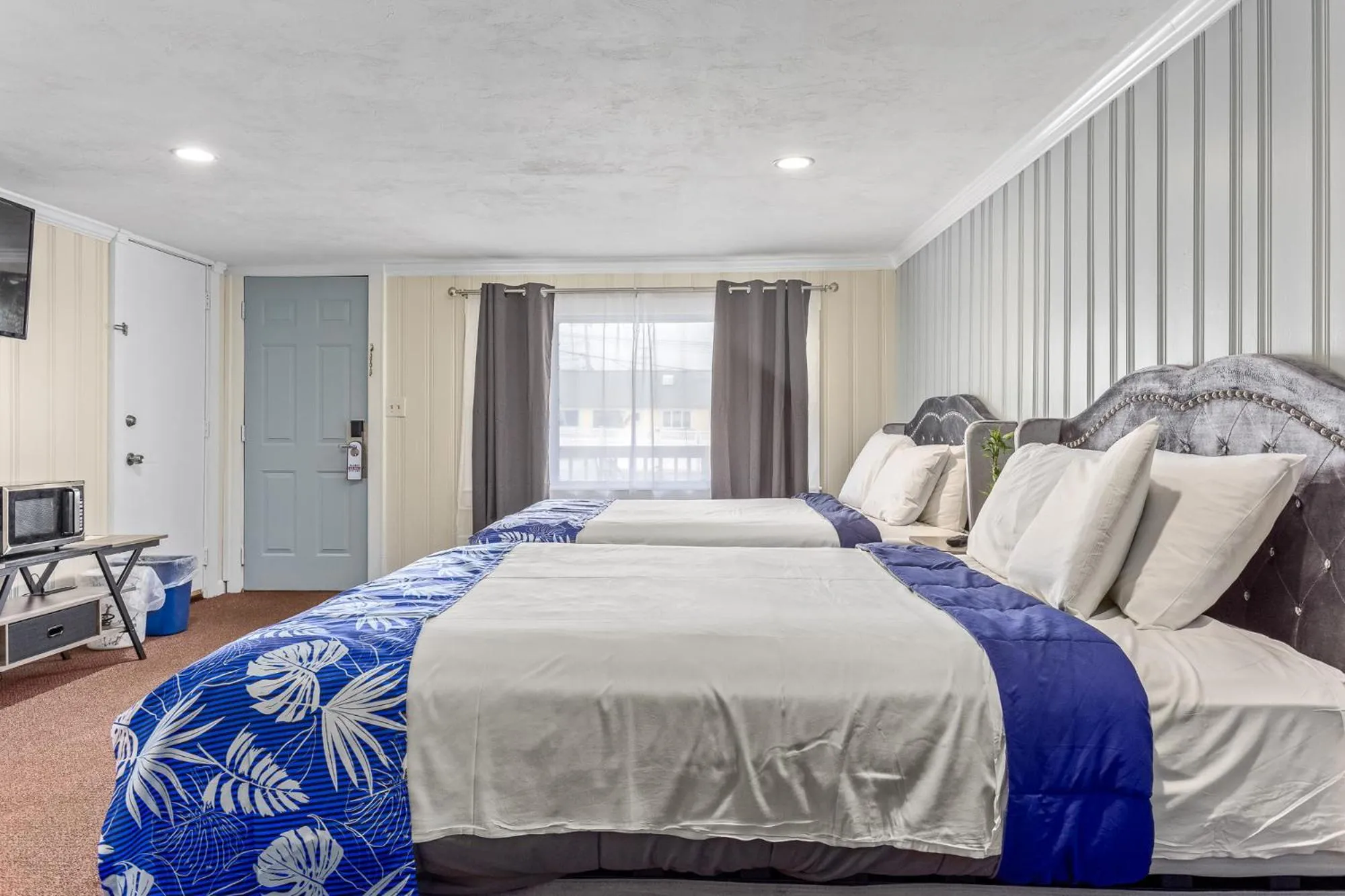 Bed in Tides Motel - Hampton Beach