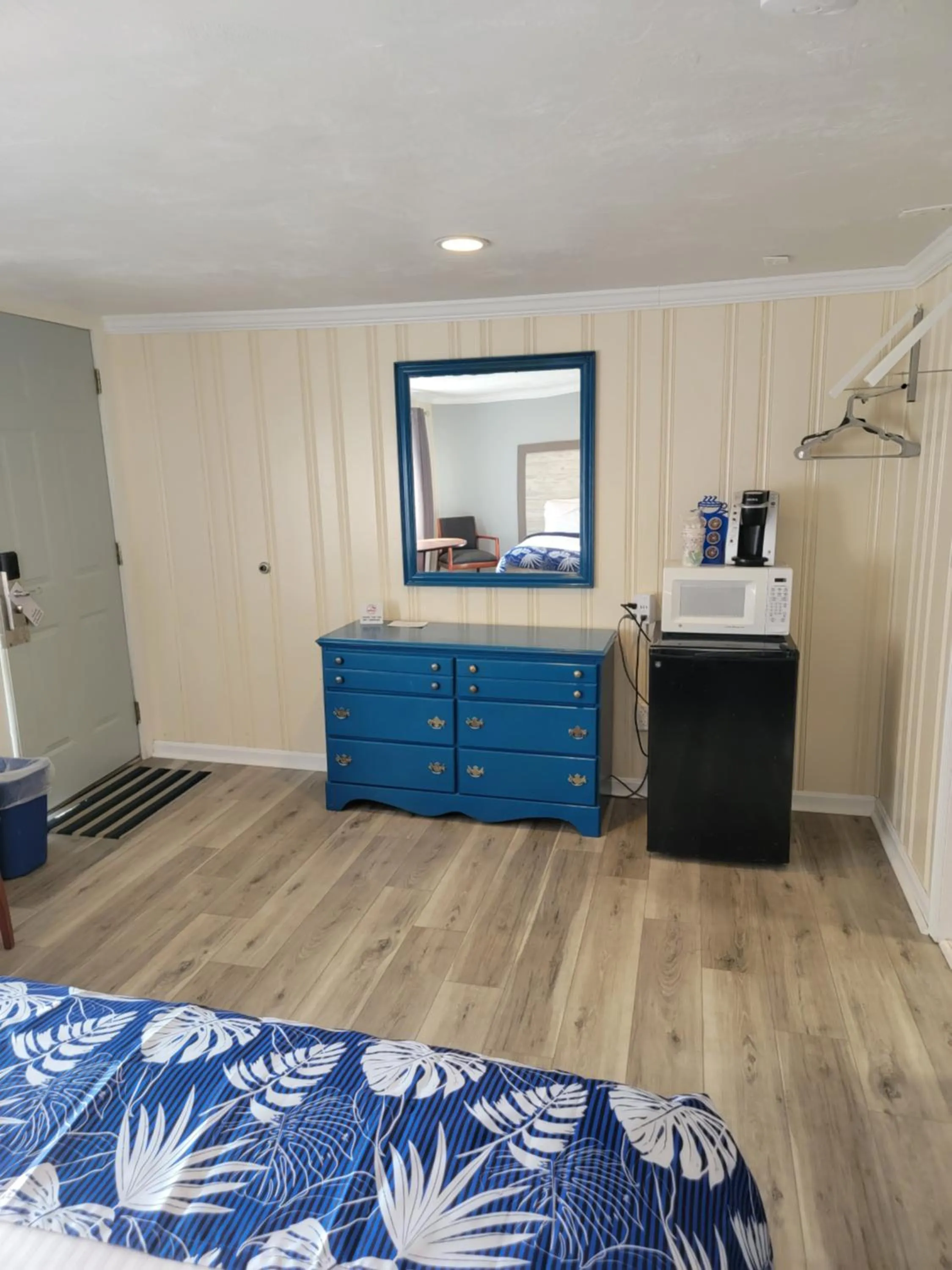 hair dresser, Bed in Tides Motel - Hampton Beach