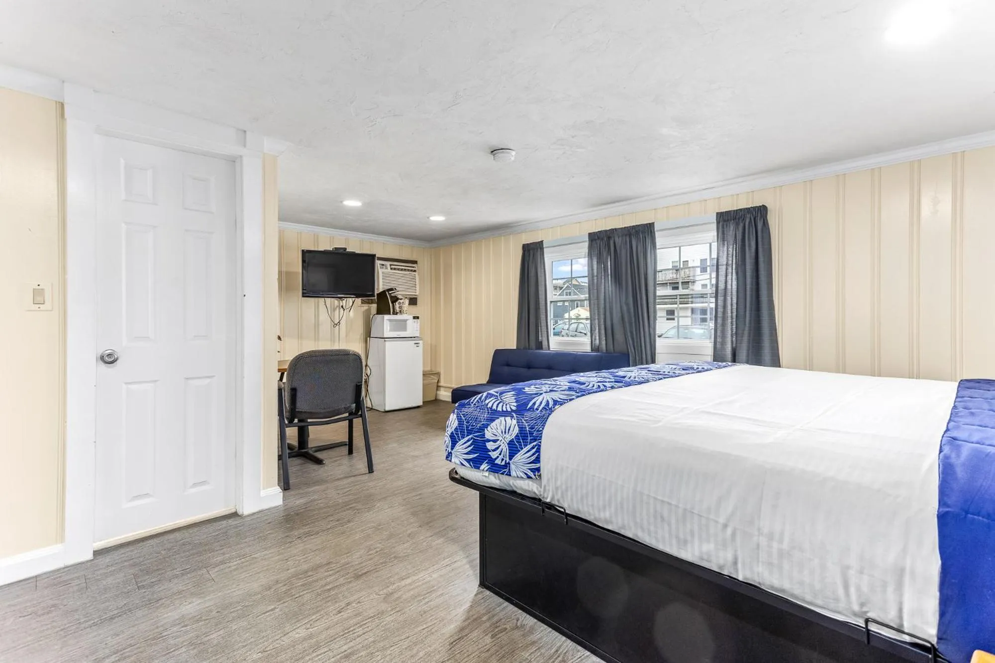 Bedroom, Bed in Tides Motel - Hampton Beach