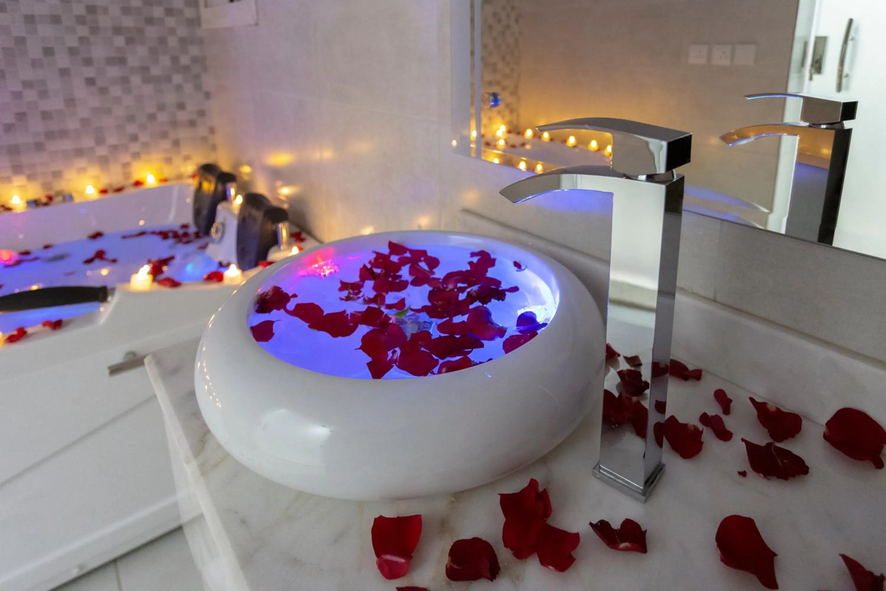 Swimming pool in Dior Inn serviced apartments