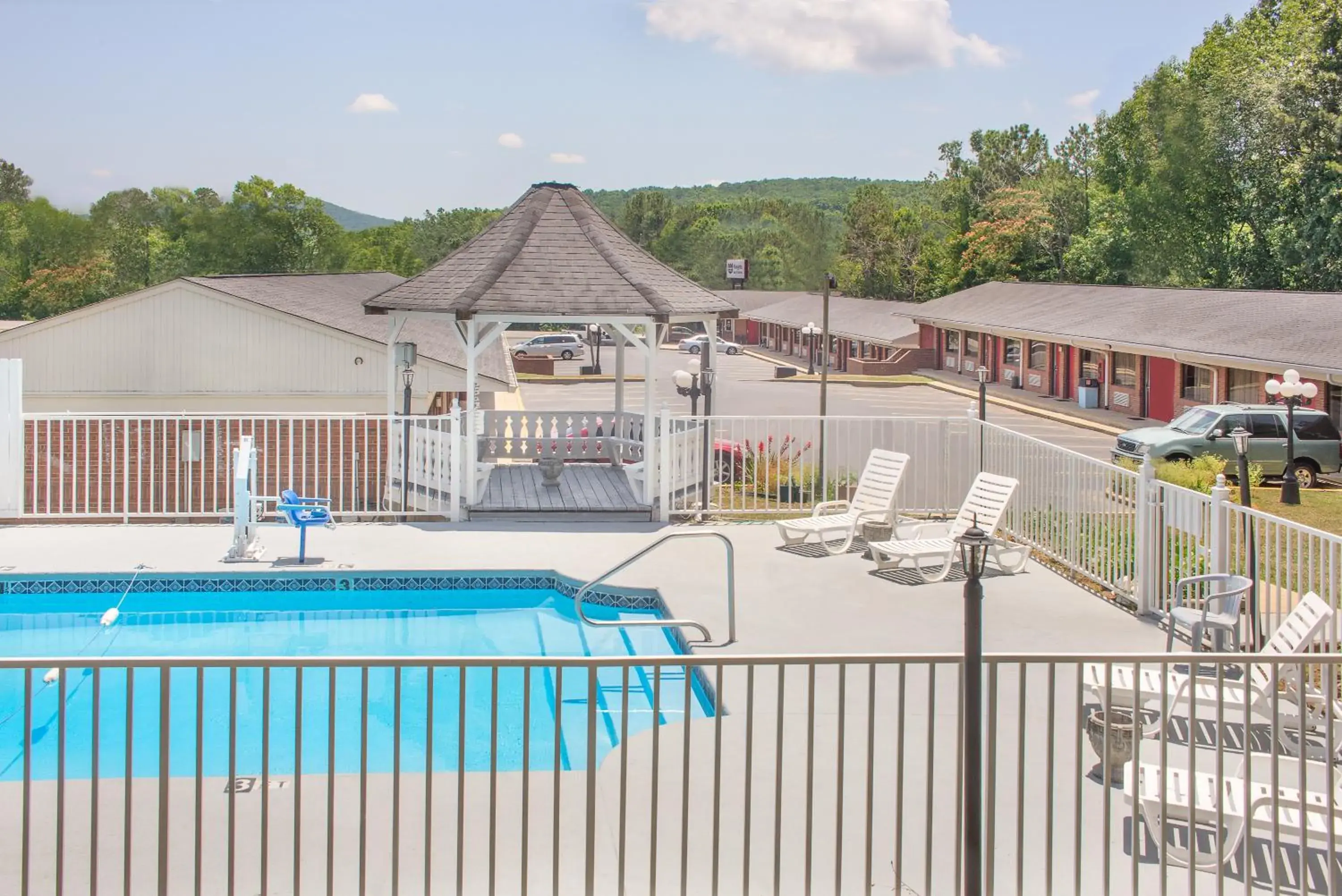 Facade/entrance, Swimming Pool in Hotel Express Anniston/Oxford