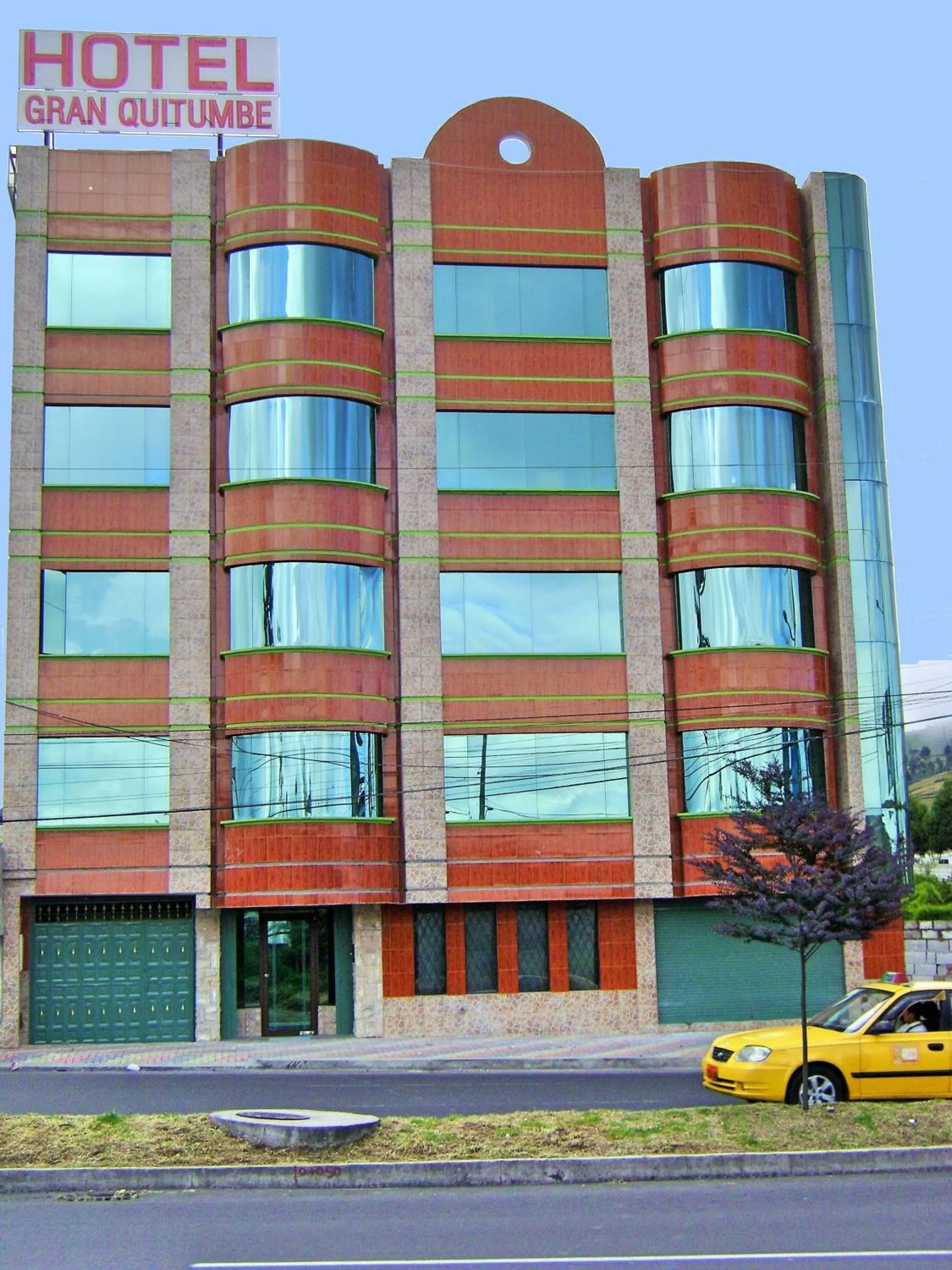 Facade/entrance in Hotel Gran Quitumbe
