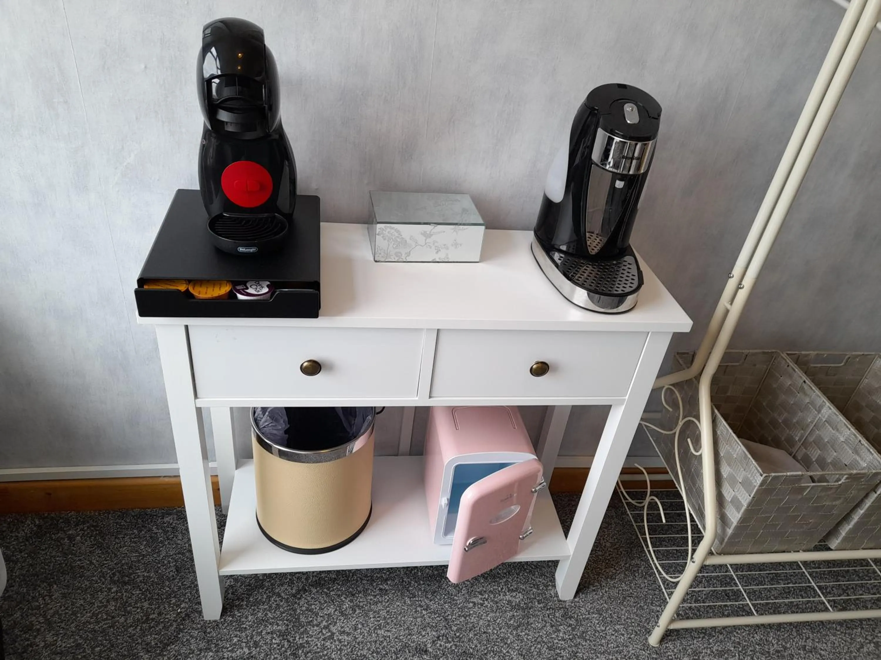 Coffee/tea facilities in The Fame