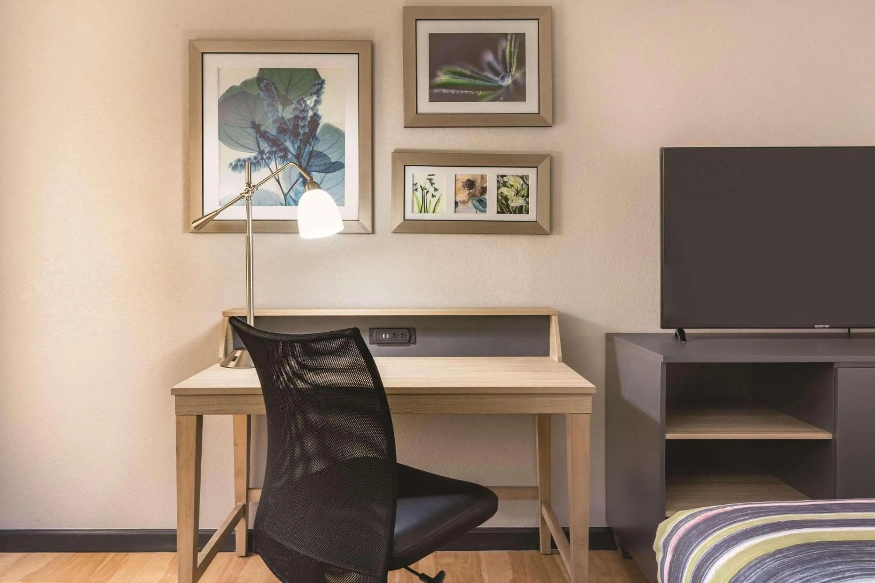 Bedroom in Country Inn & Suites by Radisson, Madison Southwest, WI