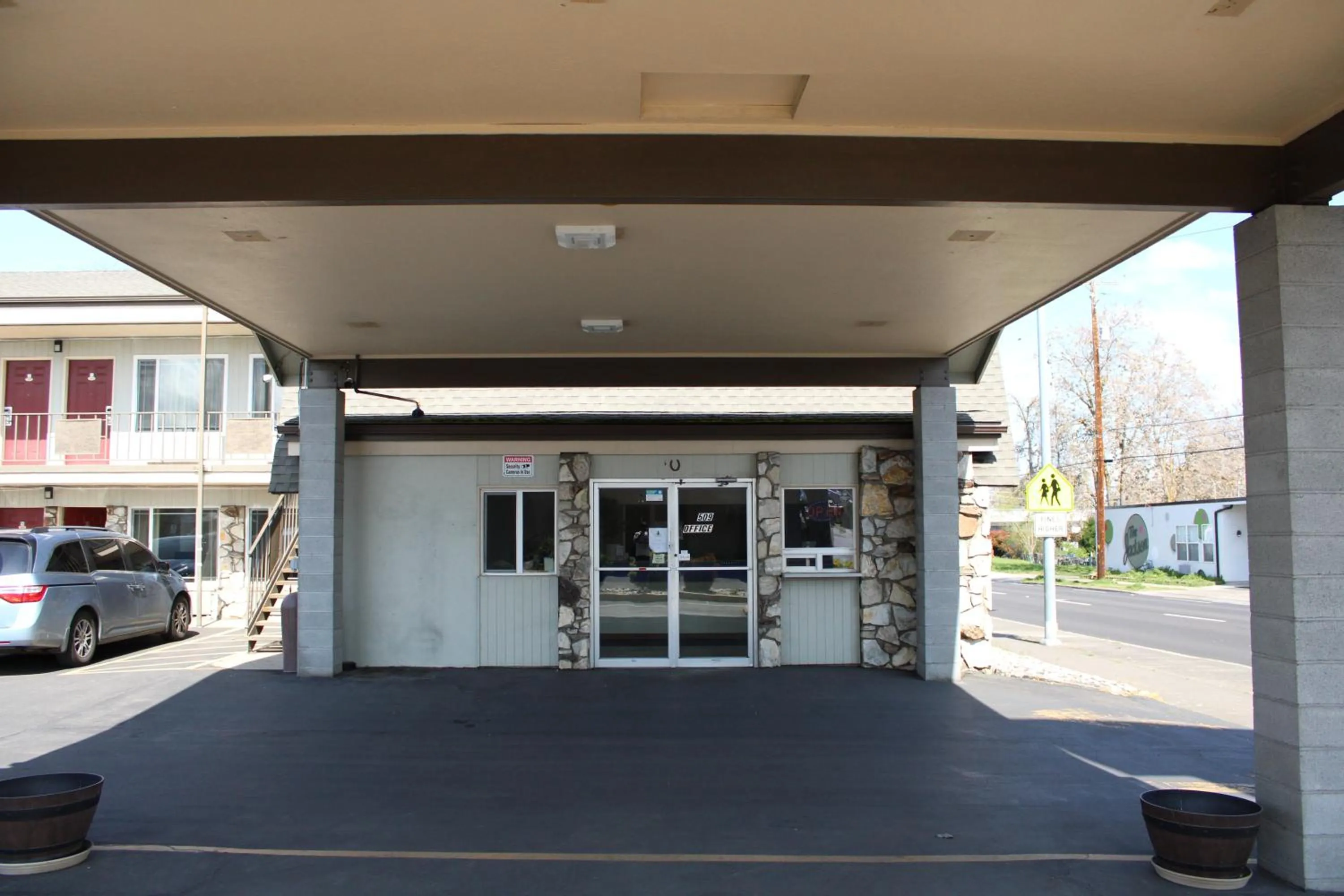 Facade/entrance in Pine Tree inn