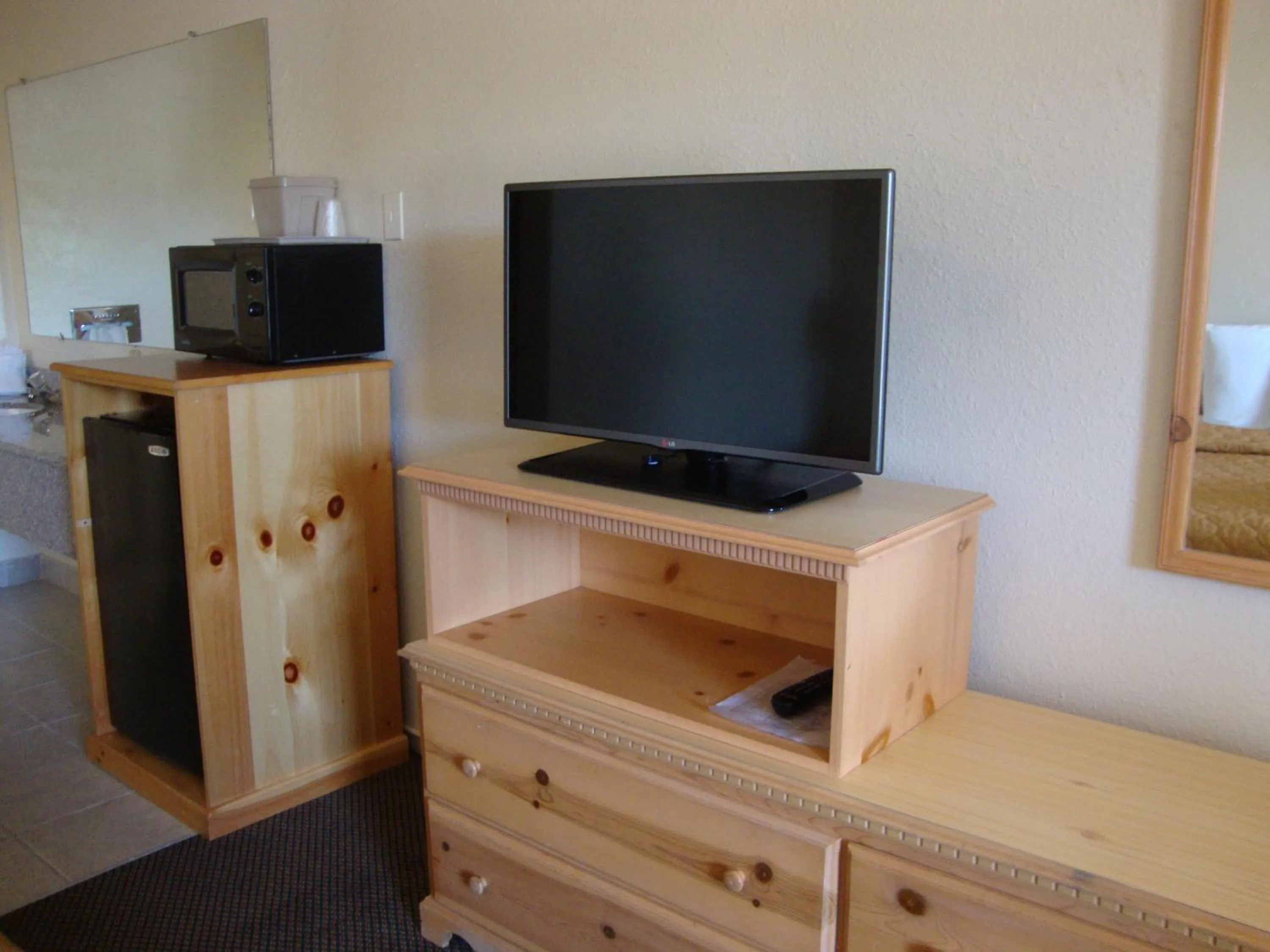 TV and multimedia in Tiki Lodge