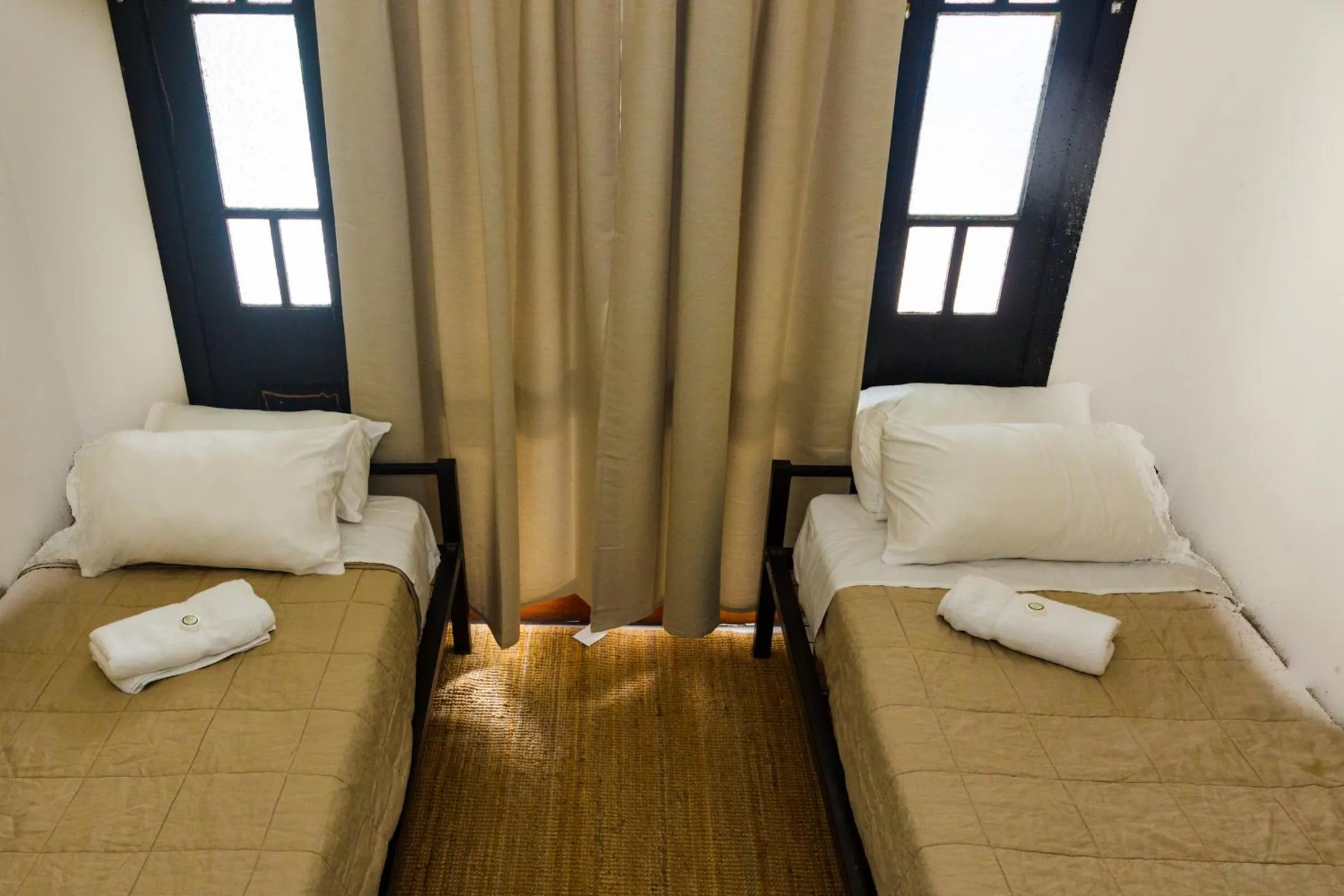 Bedroom, Bed in Coolangatta Sands Hotel