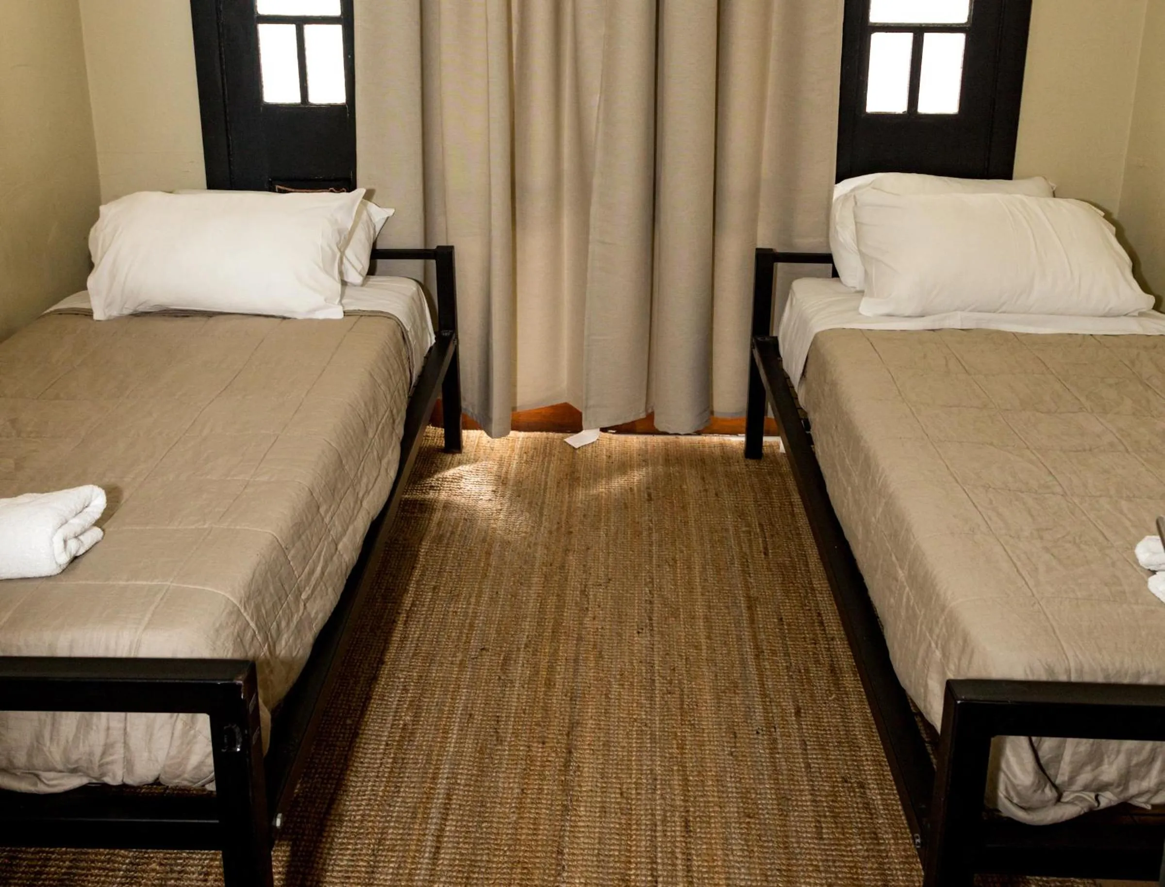 Bedroom, Bed in Coolangatta Sands Hotel