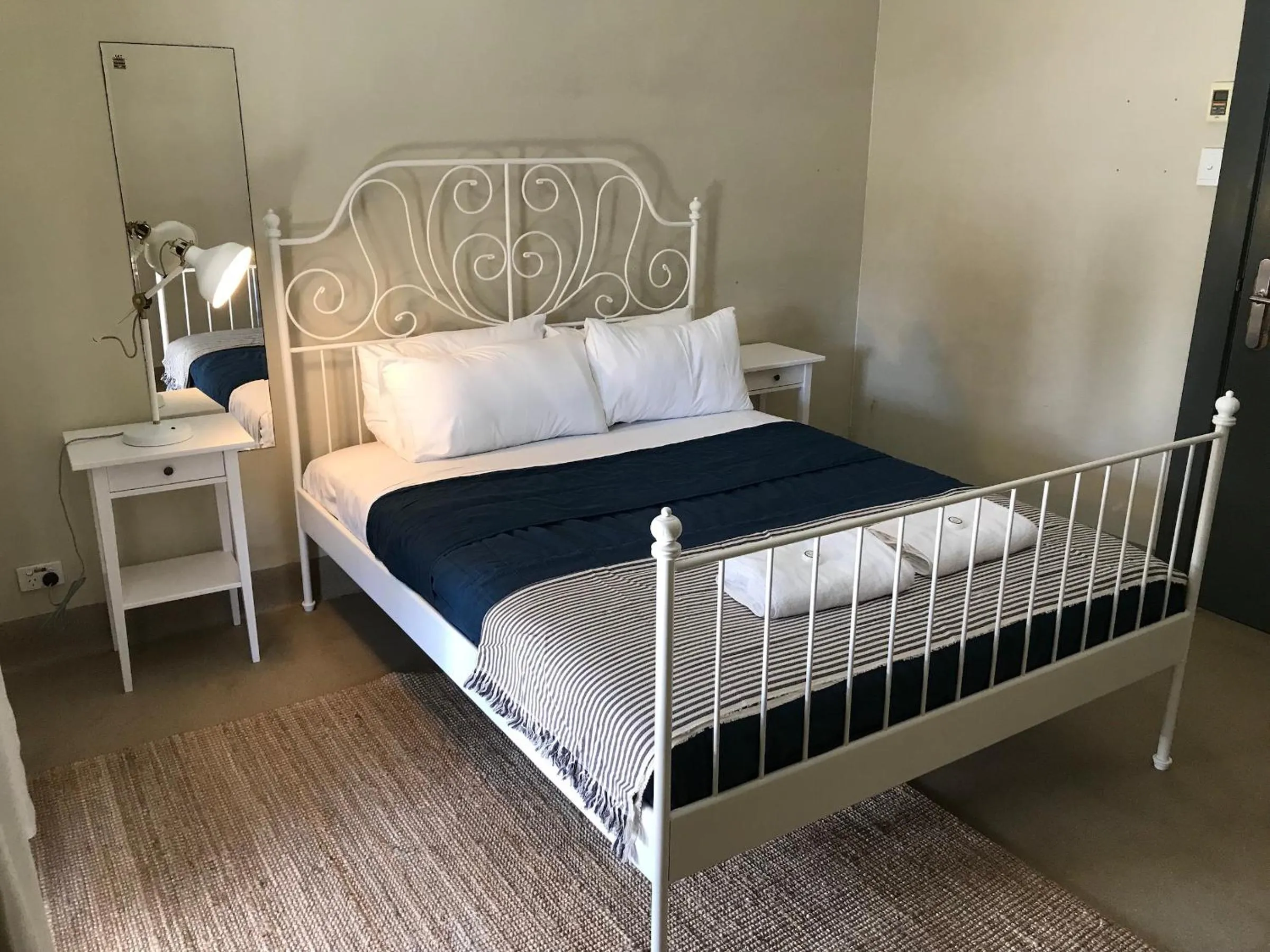 Bedroom, Bed in Coolangatta Sands Hotel