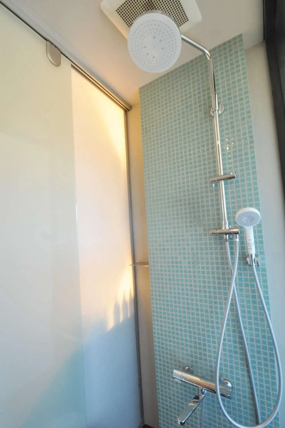 Shower in Aura Tachibana