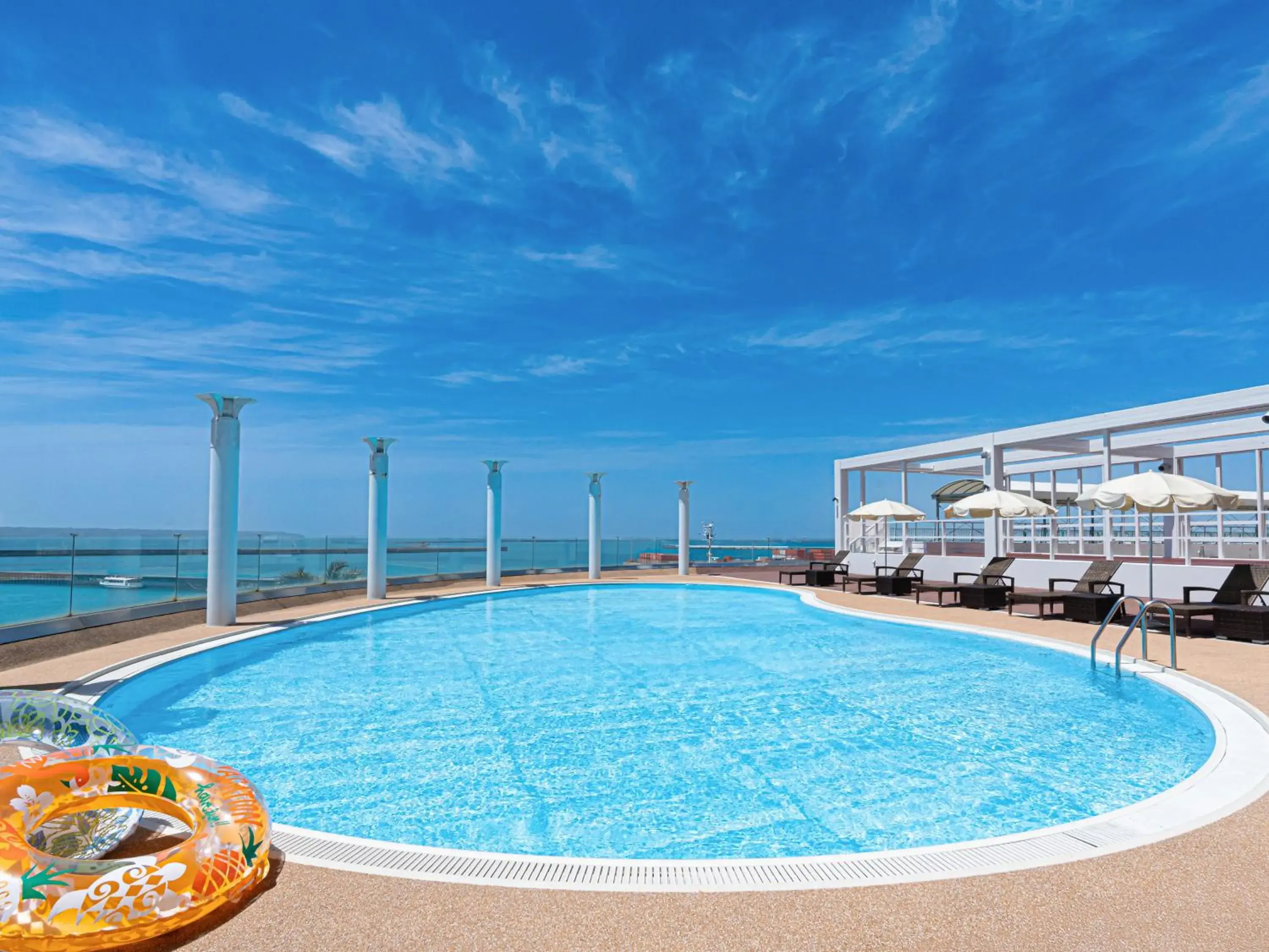 Swimming pool in Hotel Atollemerald Miyakojima Swimming pool in Hotel Atollemerald Miyakojima