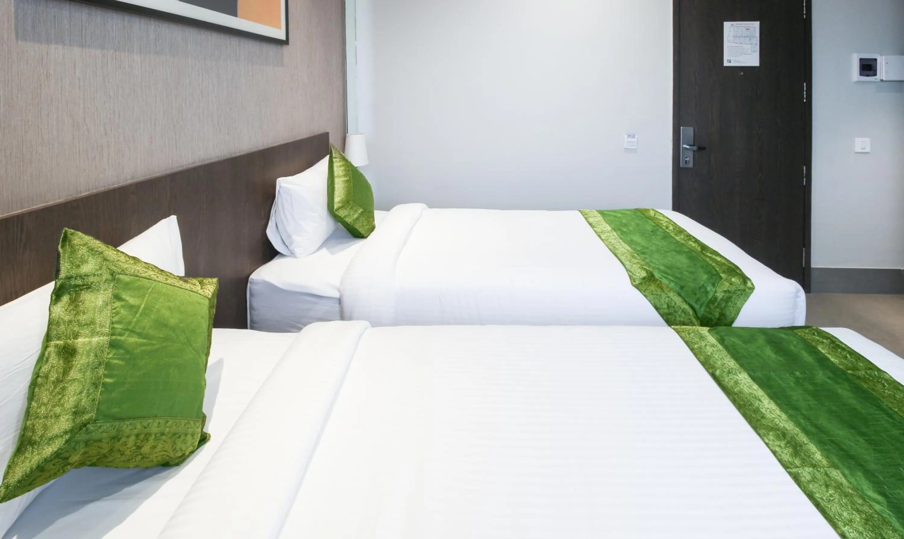 Bed in Treebo Elite Residency - 2 kms from Railway station