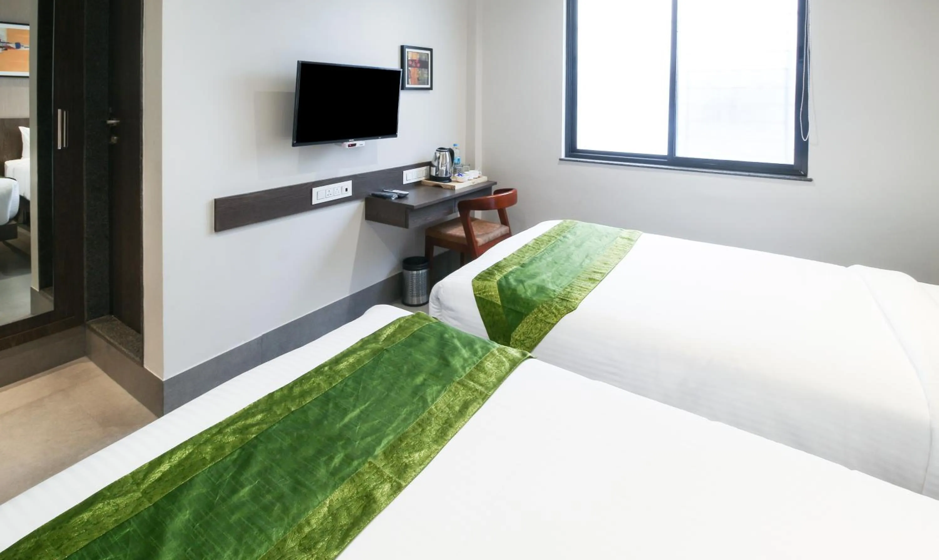 Bed in Treebo Elite Residency - 2 kms from Railway station