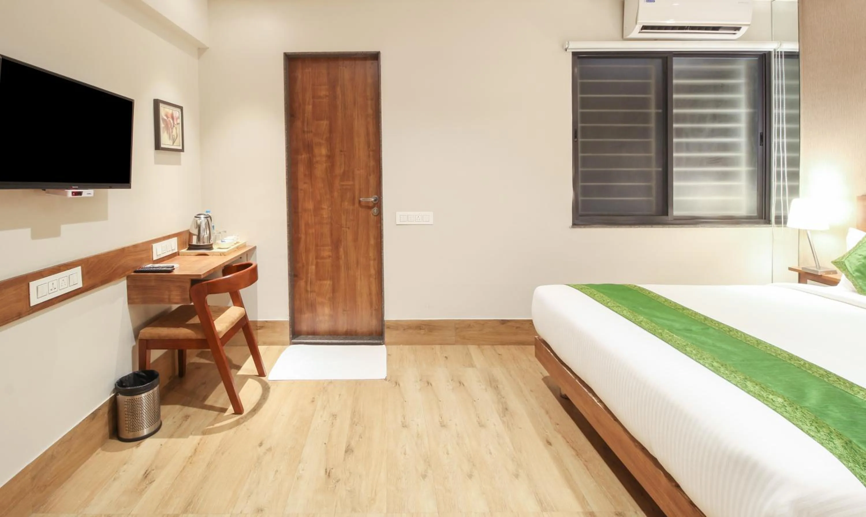 Bed in Treebo Elite Residency - 2 kms from Railway station