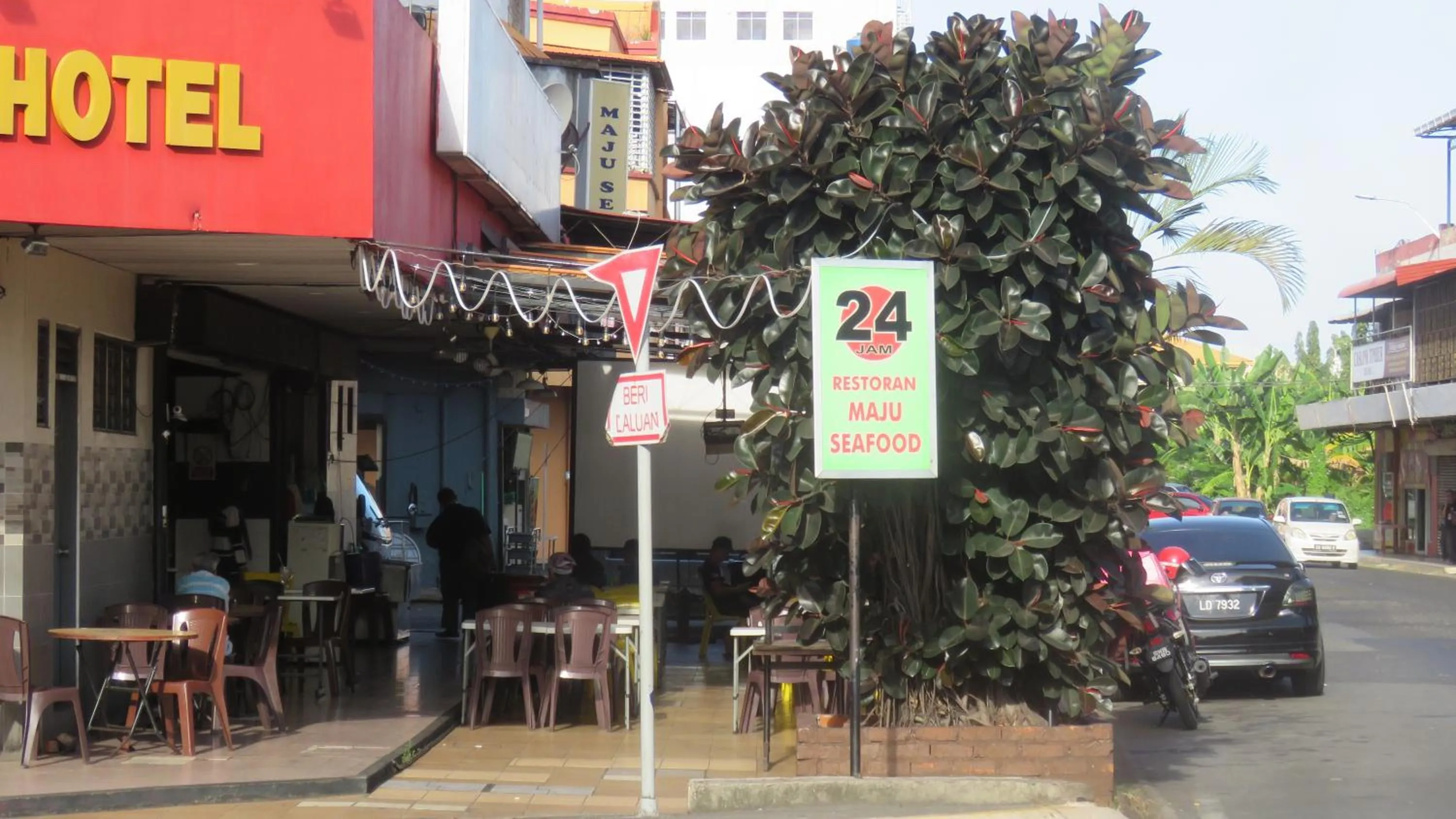 Restaurant/places to eat in Heritage Hotel