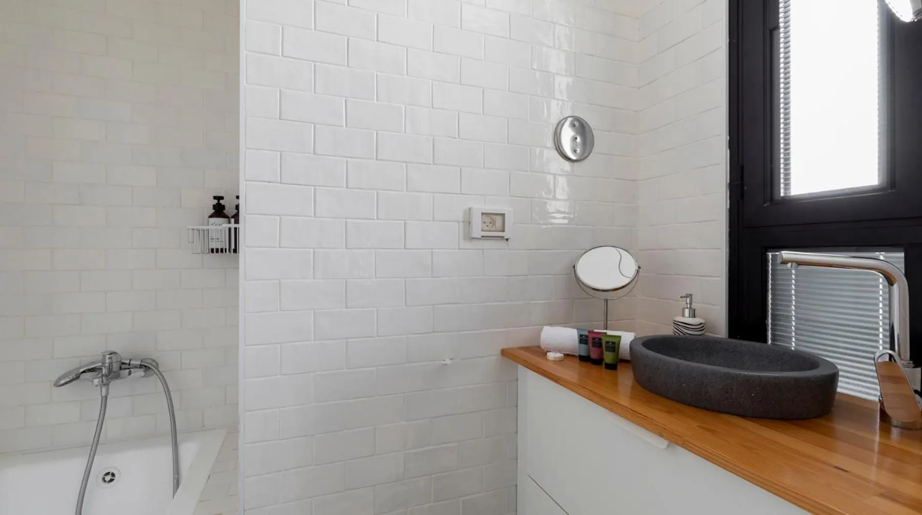 Bathroom in Penthouse 3BR near Rothschild bd by HolyGuest