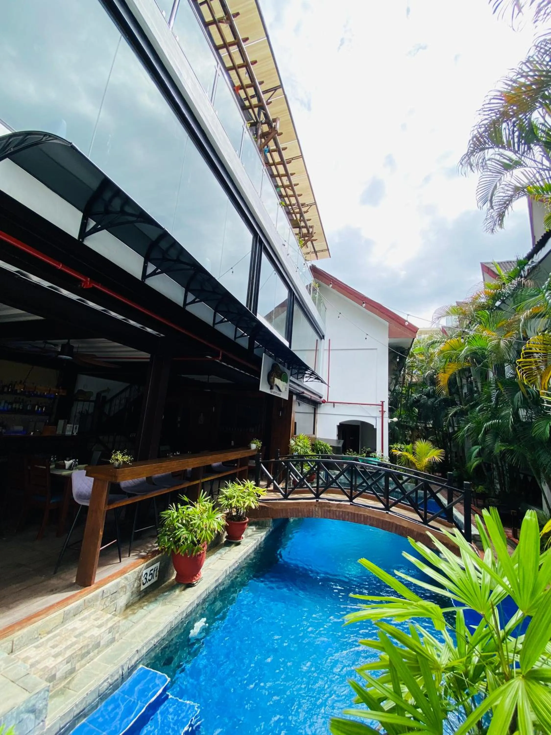 Restaurant/places to eat in Nirvana Beach Resort