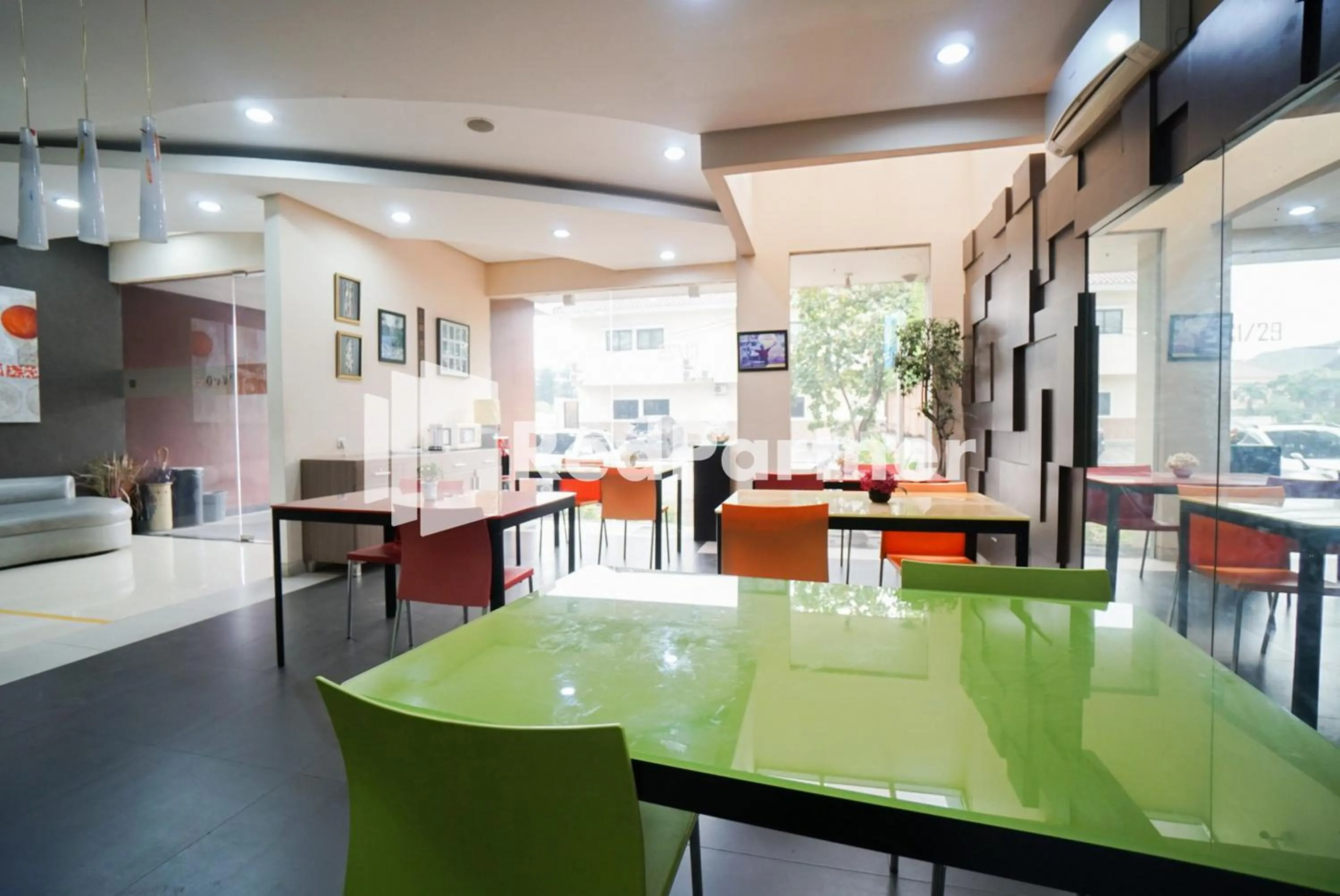 Dining area in Tirta Mansion Lippo Karawaci Mitra RedDoorz