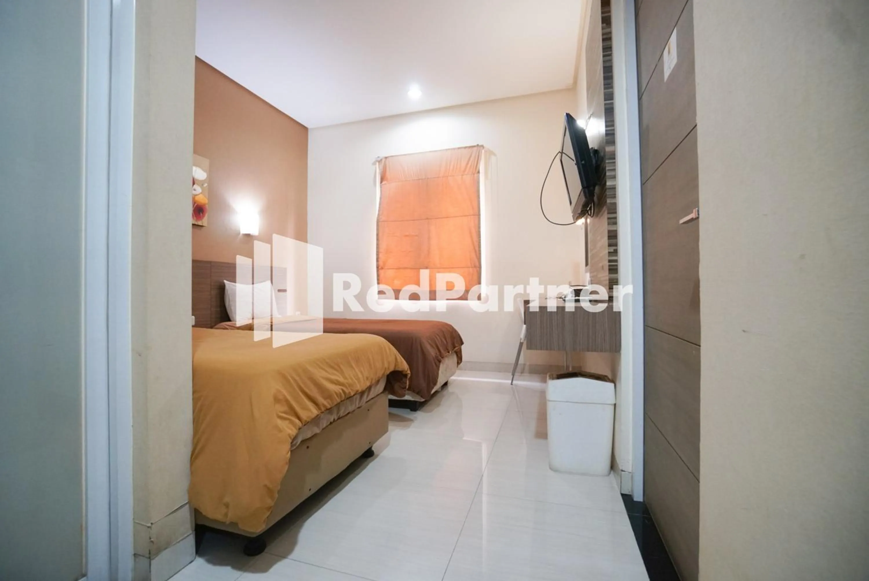 Bedroom, Bed in Tirta Mansion Lippo Karawaci Mitra RedDoorz