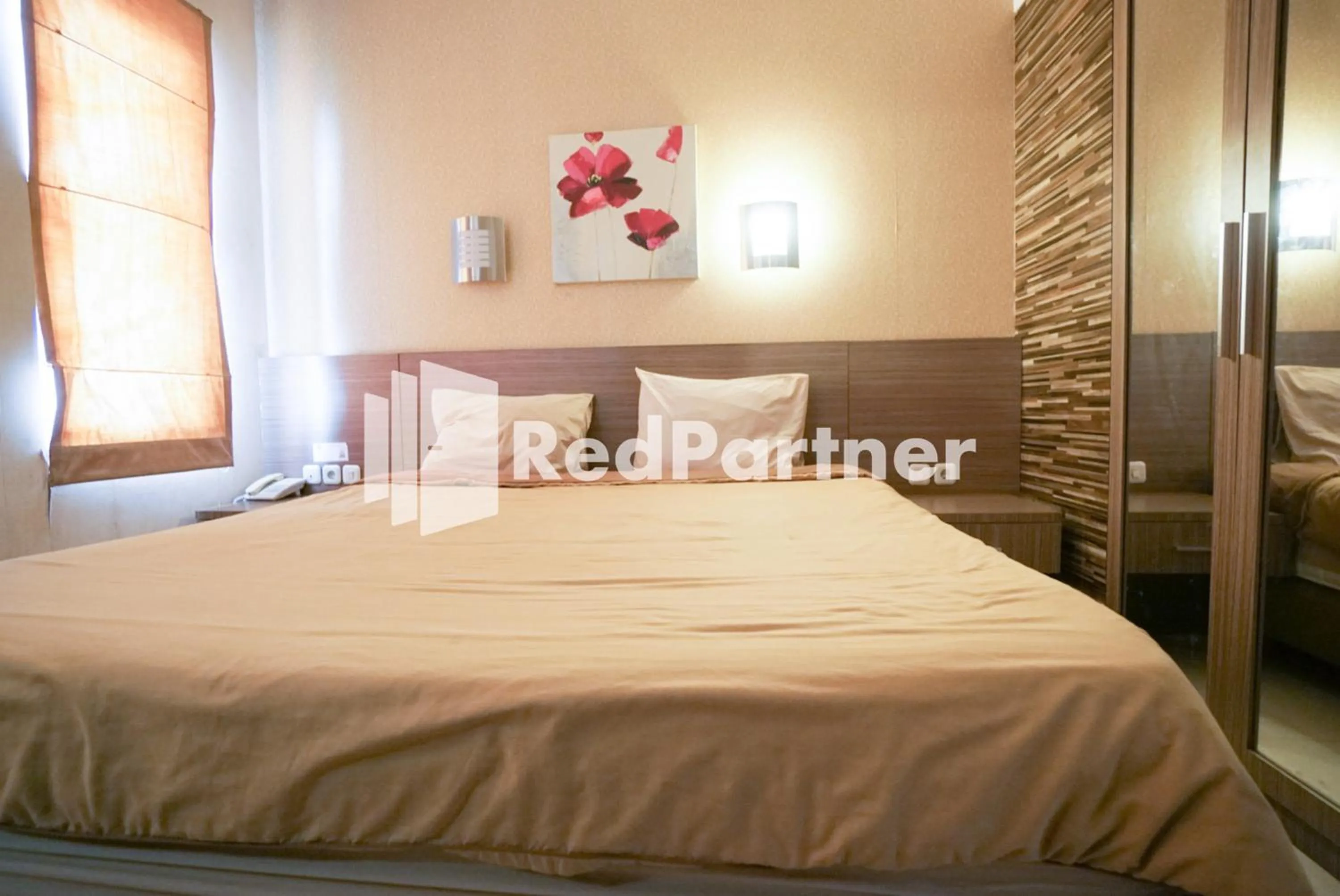Bedroom, Bed in Tirta Mansion Lippo Karawaci Mitra RedDoorz