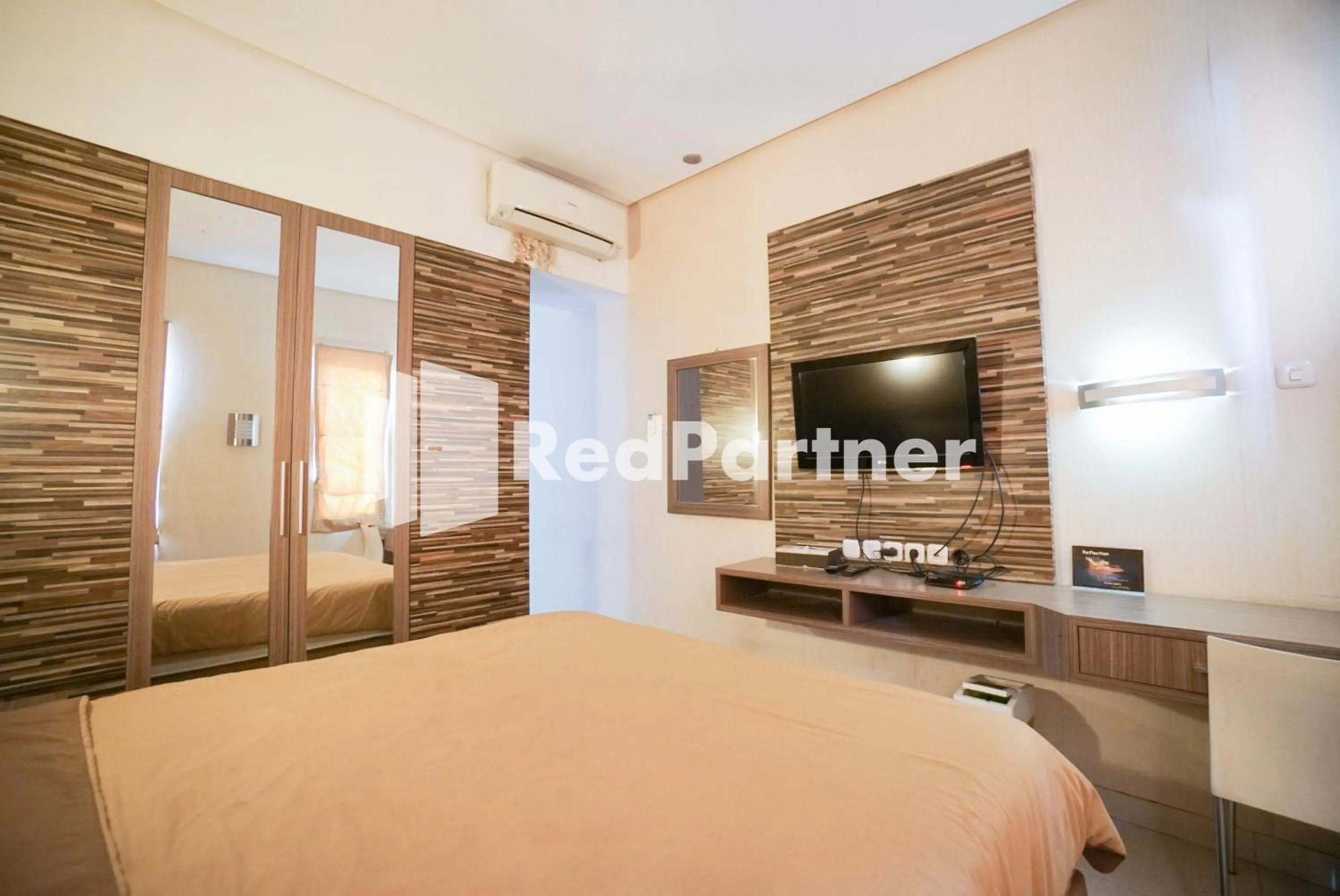 Bedroom, Bed in Tirta Mansion Lippo Karawaci Mitra RedDoorz