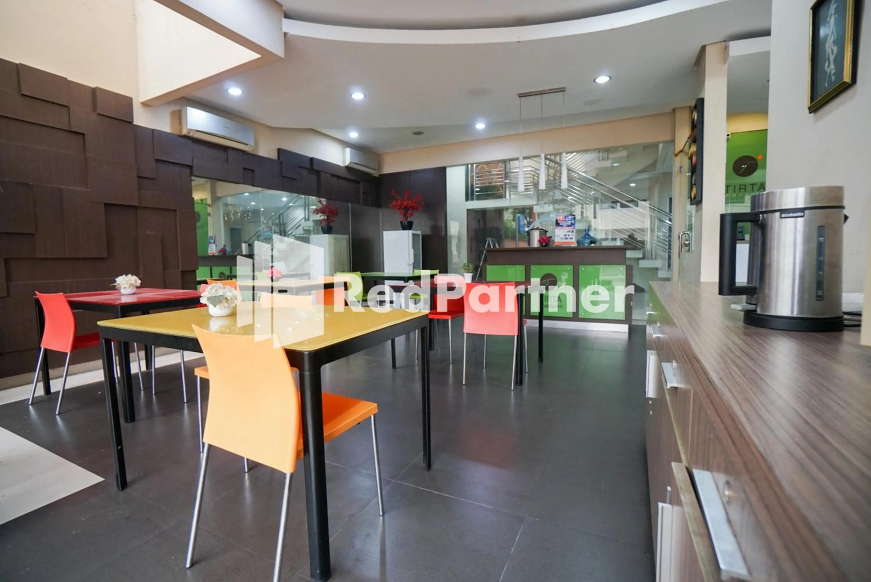 Dining area in Tirta Mansion Lippo Karawaci Mitra RedDoorz
